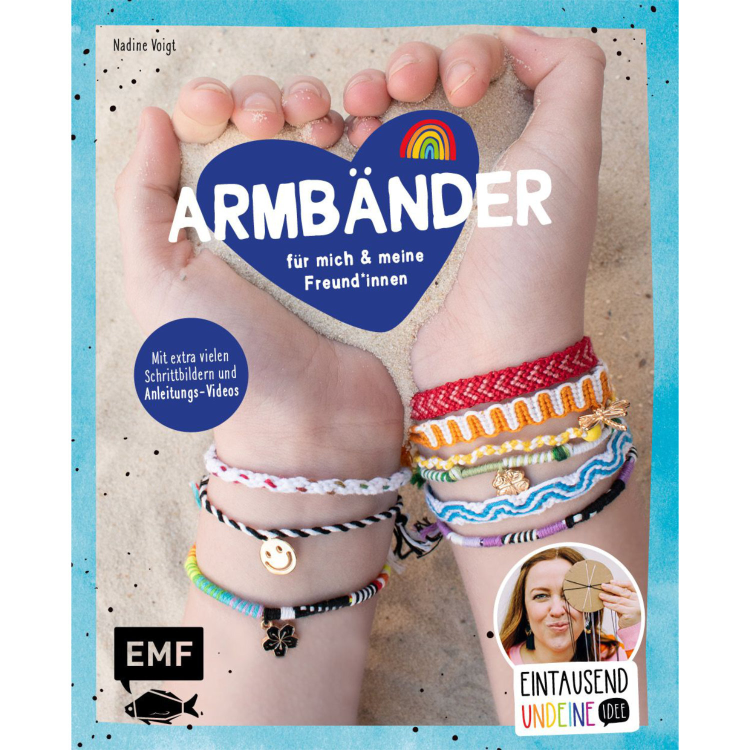 Armbänder für mich und meine Freund*innen: Hände mit bunten Armbändern im Sand, EMF-Verlag.