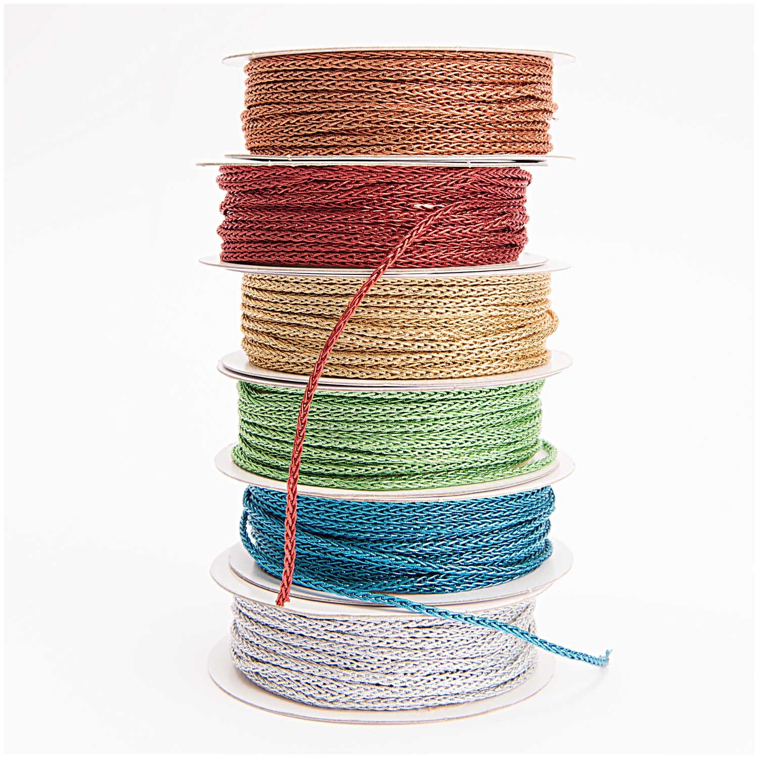 Strickschnur 3mm 5m: Mehrere Spulen mit bunten Strickschnüren, ideal für kreative Projekte.
