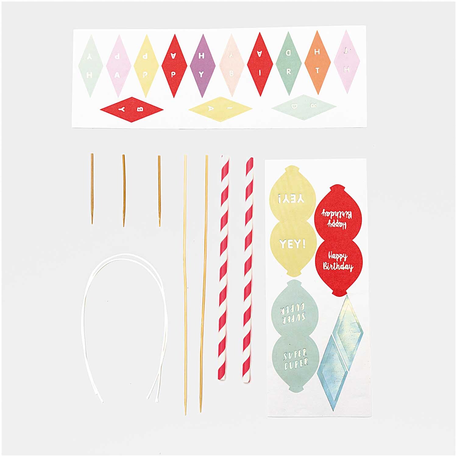 Kuchendekoration Happy Birthday pastell von Rico Design mit bunten Papierformen und Strohhalmen.