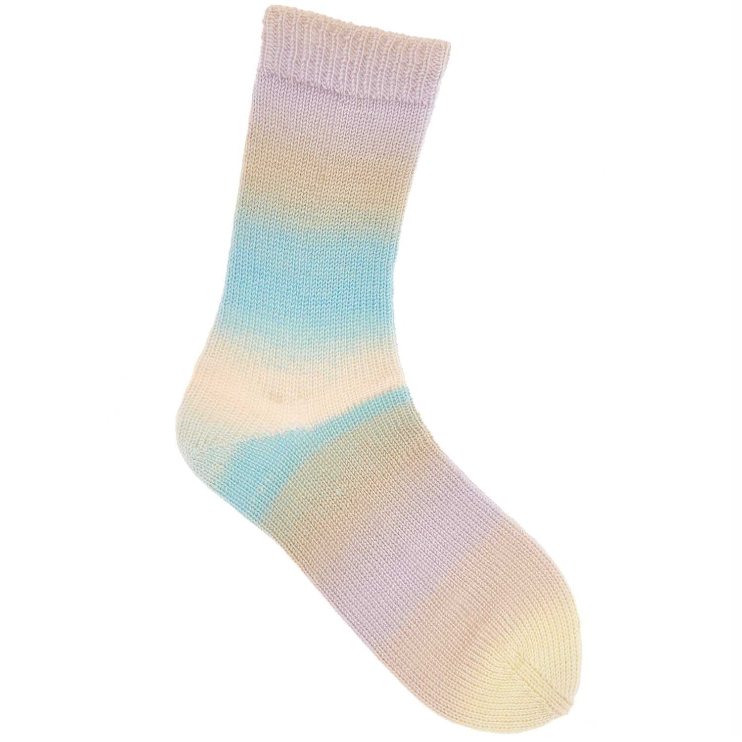 Superba Twirl 4fädig: Pastellfarbene Socke mit sanften Farbverläufen, gestrickt aus Rico Design Garn.