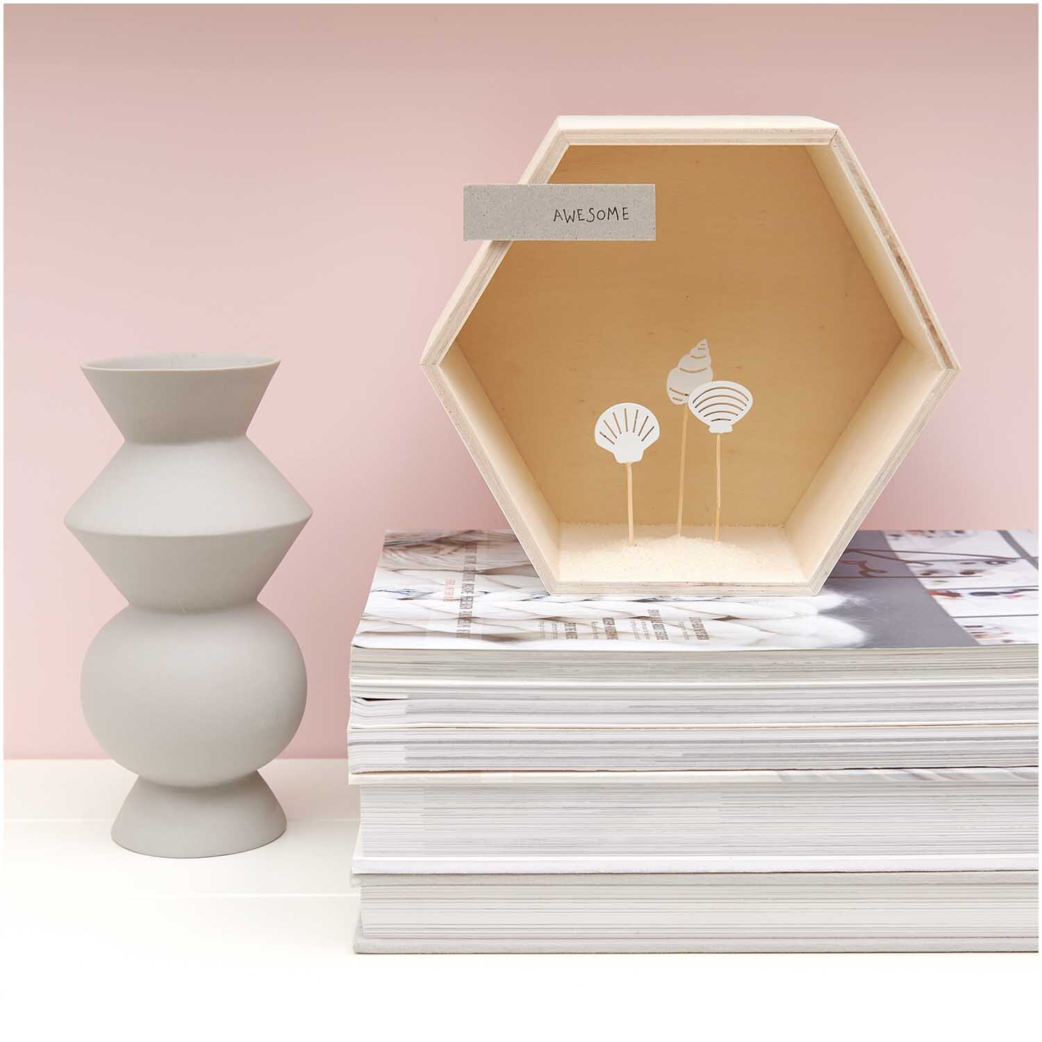 Deko-Picker Muschel Mix weiß 7,2-8cm 6 Stück in Holzbox auf Büchern, daneben graue Vase.