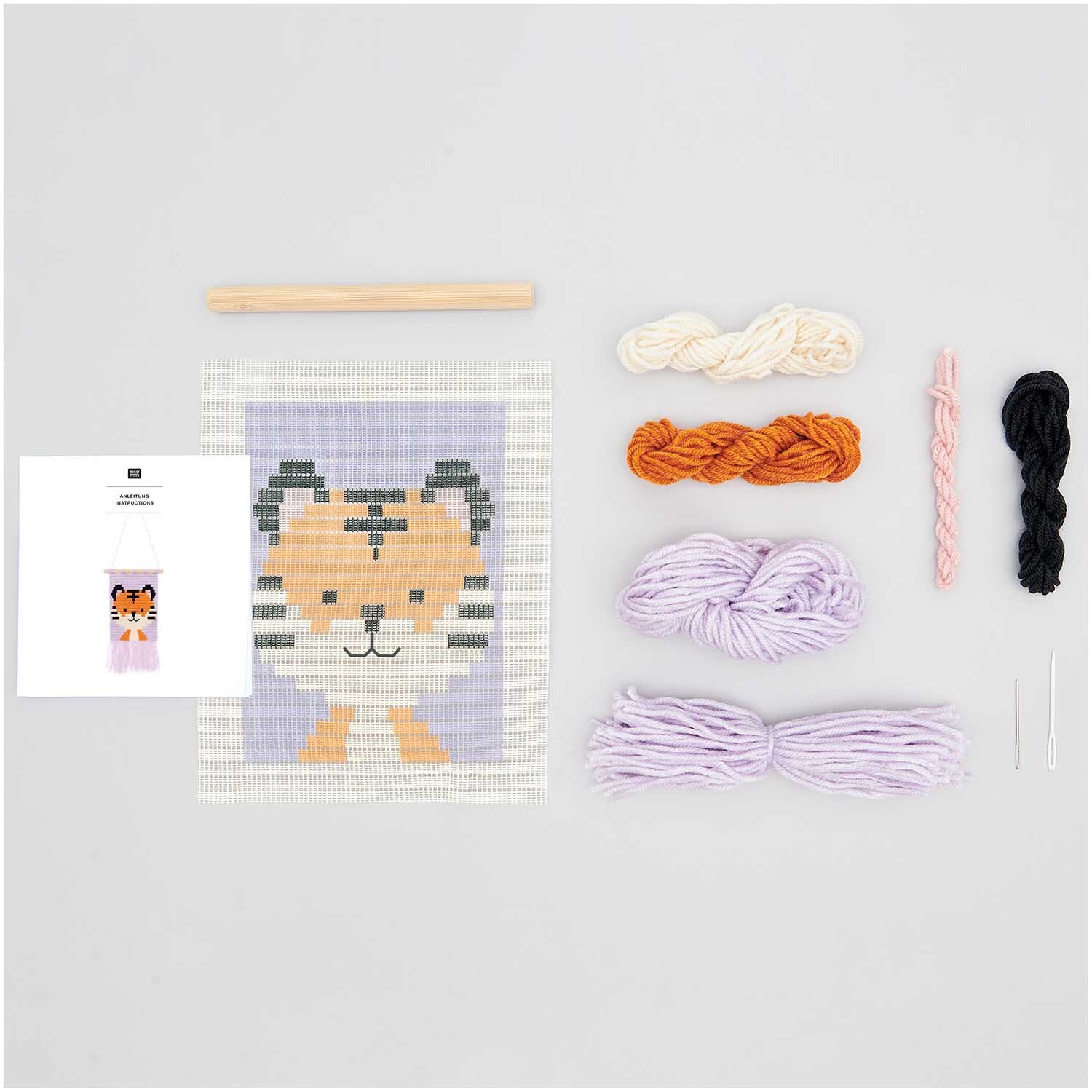 Longstitch Stickpackung Tiger mit Garnen und Nadeln von Rico Design, zeigt ein Tiger-Motiv auf 18x30cm Stoff.