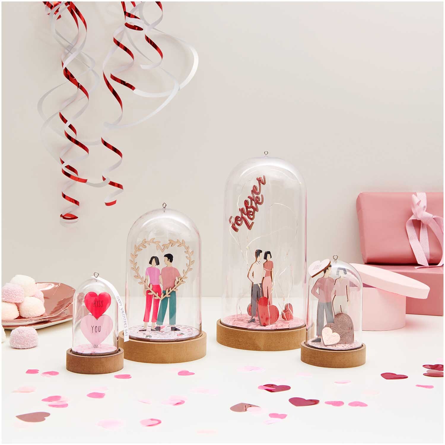 Holzdeko Set Love für L-Dekohaube: Sechs romantische Figuren unter Glas, ideal für Valentinstag.