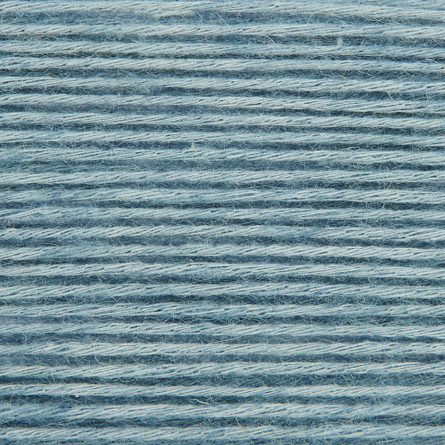 Creative Cotton Fleece dk, Rico Design: Nahaufnahme von hellblauem Garn, 100g 250m, ideal für Strickprojekte.