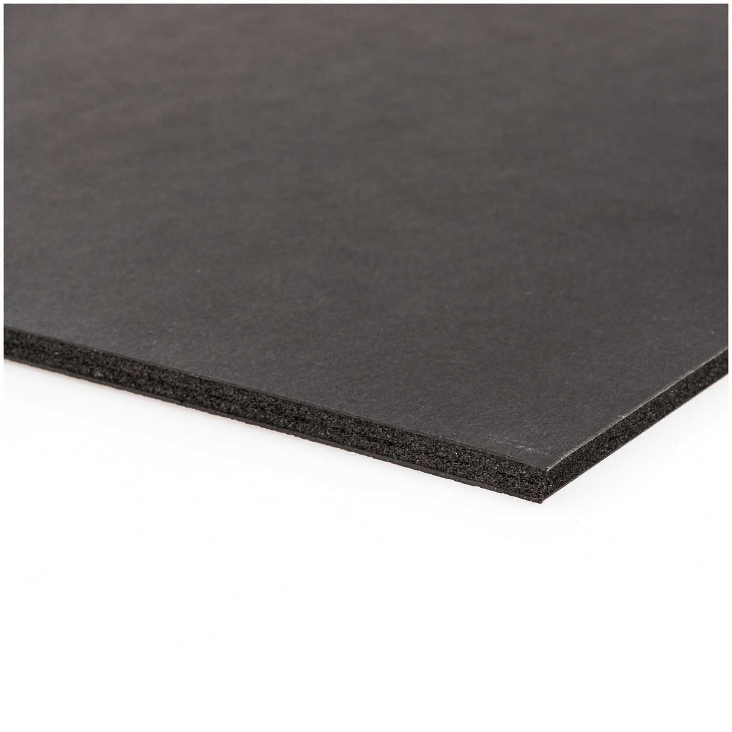 Foamboard schwarz 50x70cm 5mm von Rico Design zeigt eine schwarze, glatte Oberfläche und Kantenansicht. Ideal für kreative Projekte.