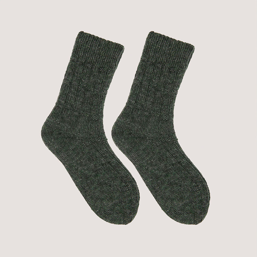 Socken auf grauem Hintergrund – zum Strickset