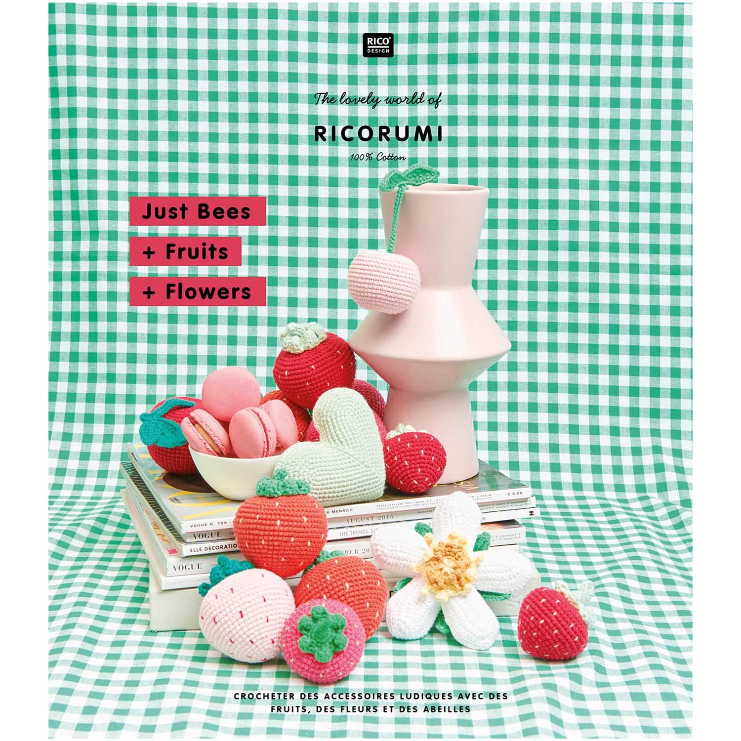 Ricorumi Just Bees + Fruits + Flowers: Bunte Häkelkreationen von Rico Design auf kariertem Hintergrund.