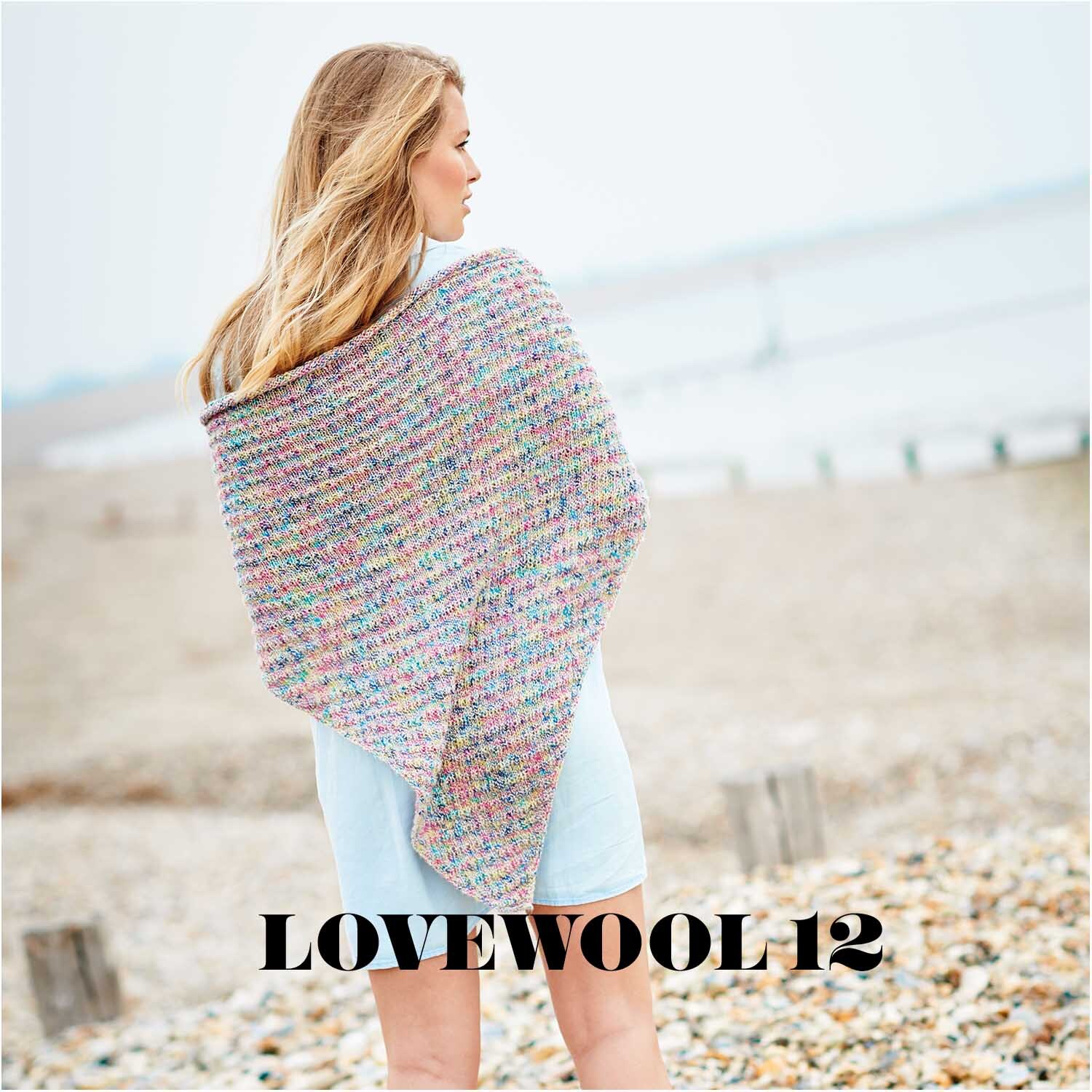 Creative Lazy Hazy Summer Cotton dk: Frau am Strand mit gestricktem Tuch in sanften Farben. Marke: Rico Design.