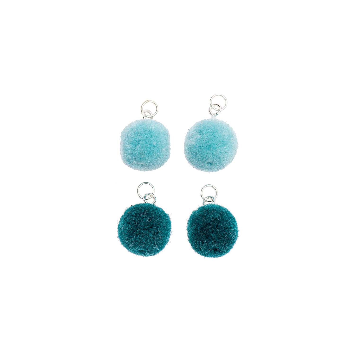 Mini-Pompons mit Öse, 1,5 cm, 4 Stück in Türkis von Rico Design, auf schwarzem Hintergrund.