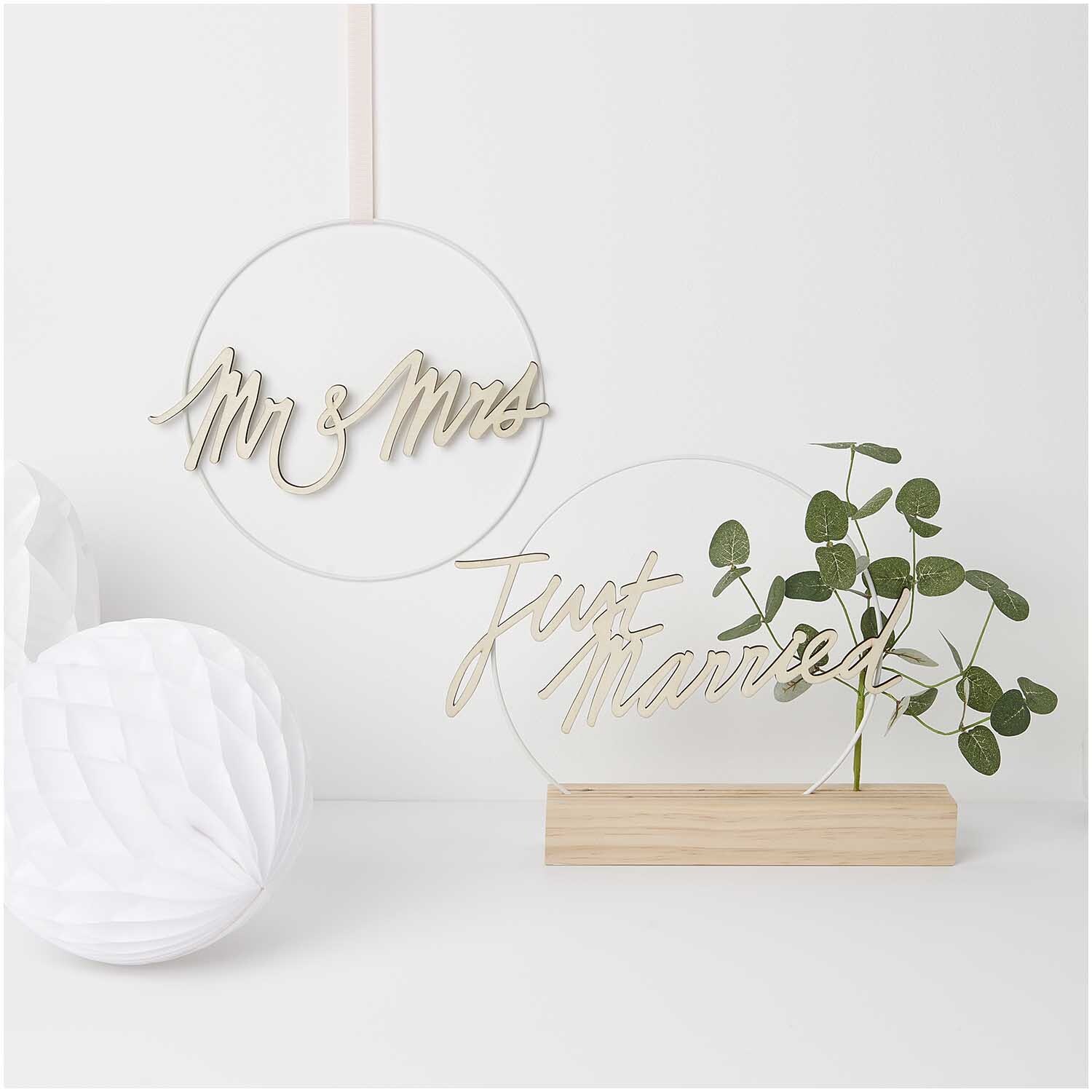 Holzschriftzug magnetisch "Mr & Mrs" 28x11cm von Rico Design, dekorativ mit Pflanzen und Papierornamenten.