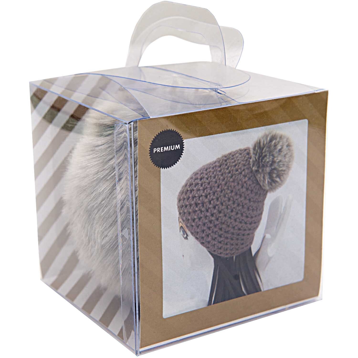 Kunstfellbommel Premium grau-silber 10cm von Rico Design, präsentiert in einer transparenten Box mit Tragegriff.