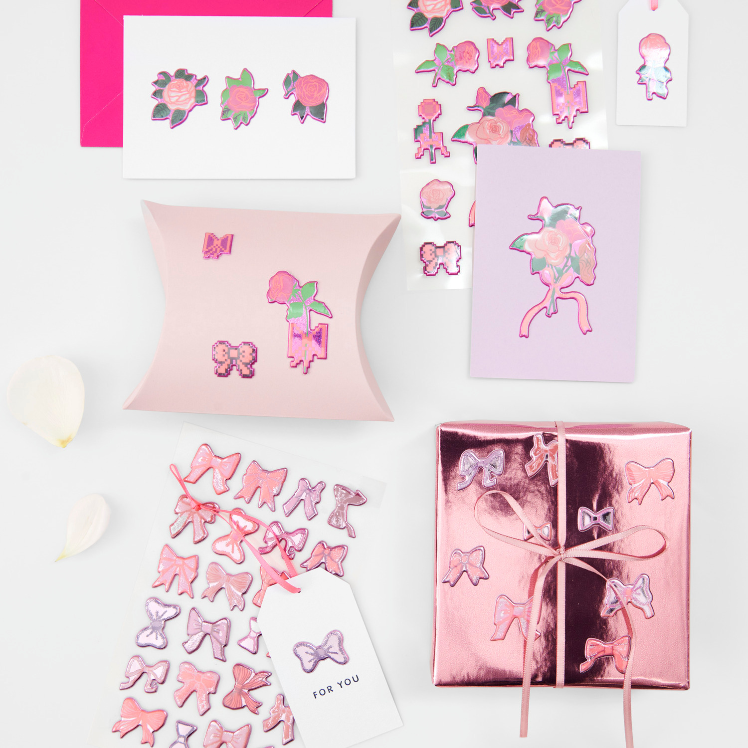 Ringkerze 2,4x28cm: Kreative Geschenkverpackungen mit Paper Poetry Puffy Stickern in Rosa und Eierschale. Perfekt für DIY-Projekte.