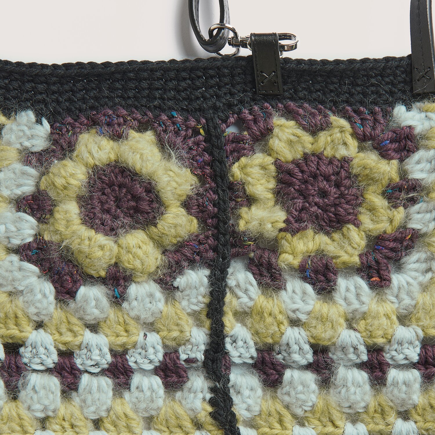 Made by Me No. 21 Herbst-Winter Tasche mit gehäkeltem Blumenmuster in Pflaume und Lindgrün.