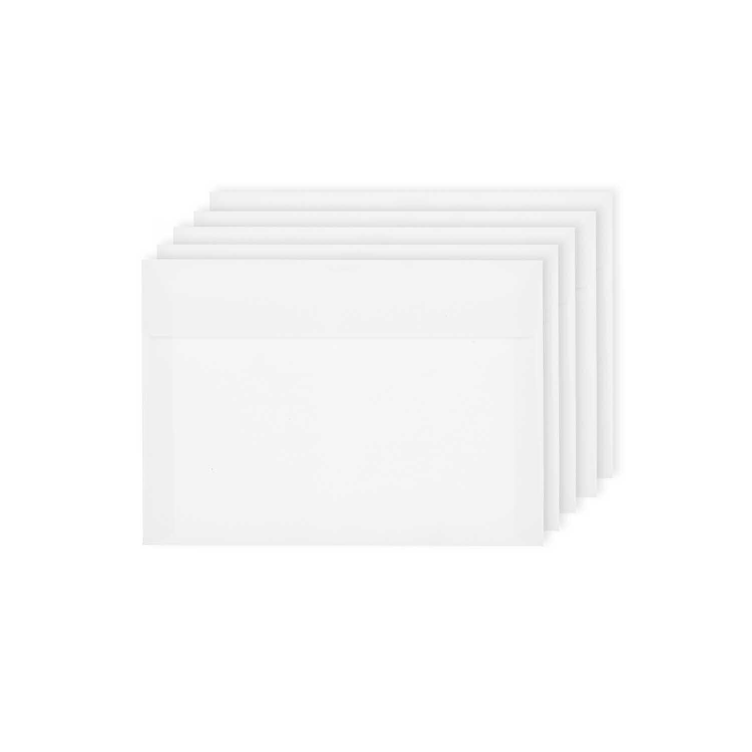 Paper Poetry Luxury Umschläge C6, 5 weiße Umschläge von Rico Design, gestapelt auf weißem Hintergrund.