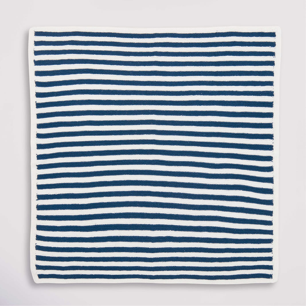 Gestrickte Decke weiß-dunkelblau gestreift: Modell 09 aus dem Heft Rico Baby 039