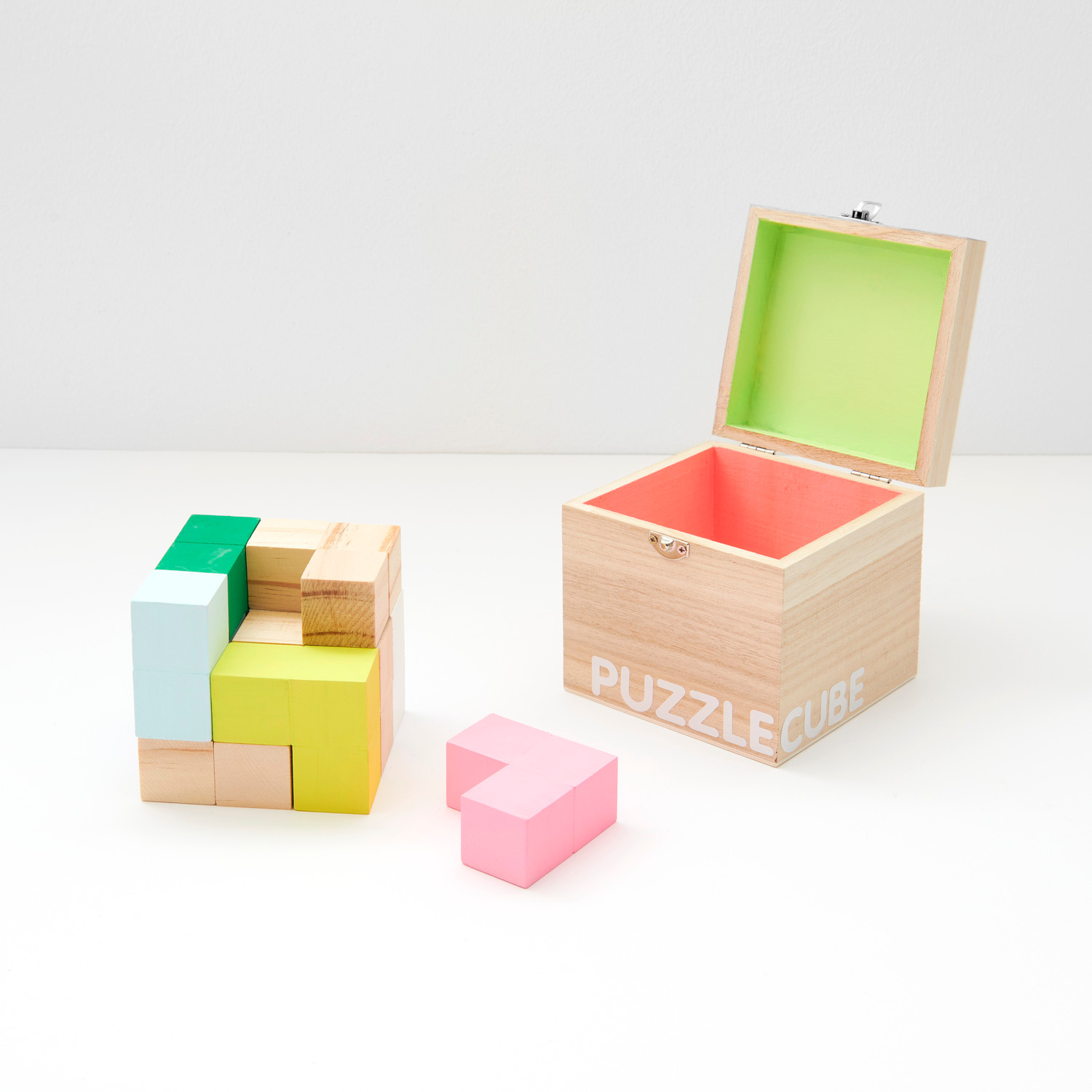 Holzwürfel, 3x3x3cm 18 Stück, von Rico Design. Bunte Würfel und offene Box mit grünem und rosa Innenraum.