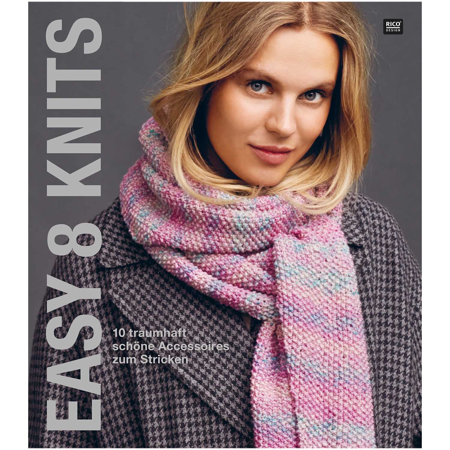 Superba Easy 8 Knits: Frau mit gestricktem Schal in Rosa und Grau von Rico Design, ideal für stilvolle Strickaccessoires.