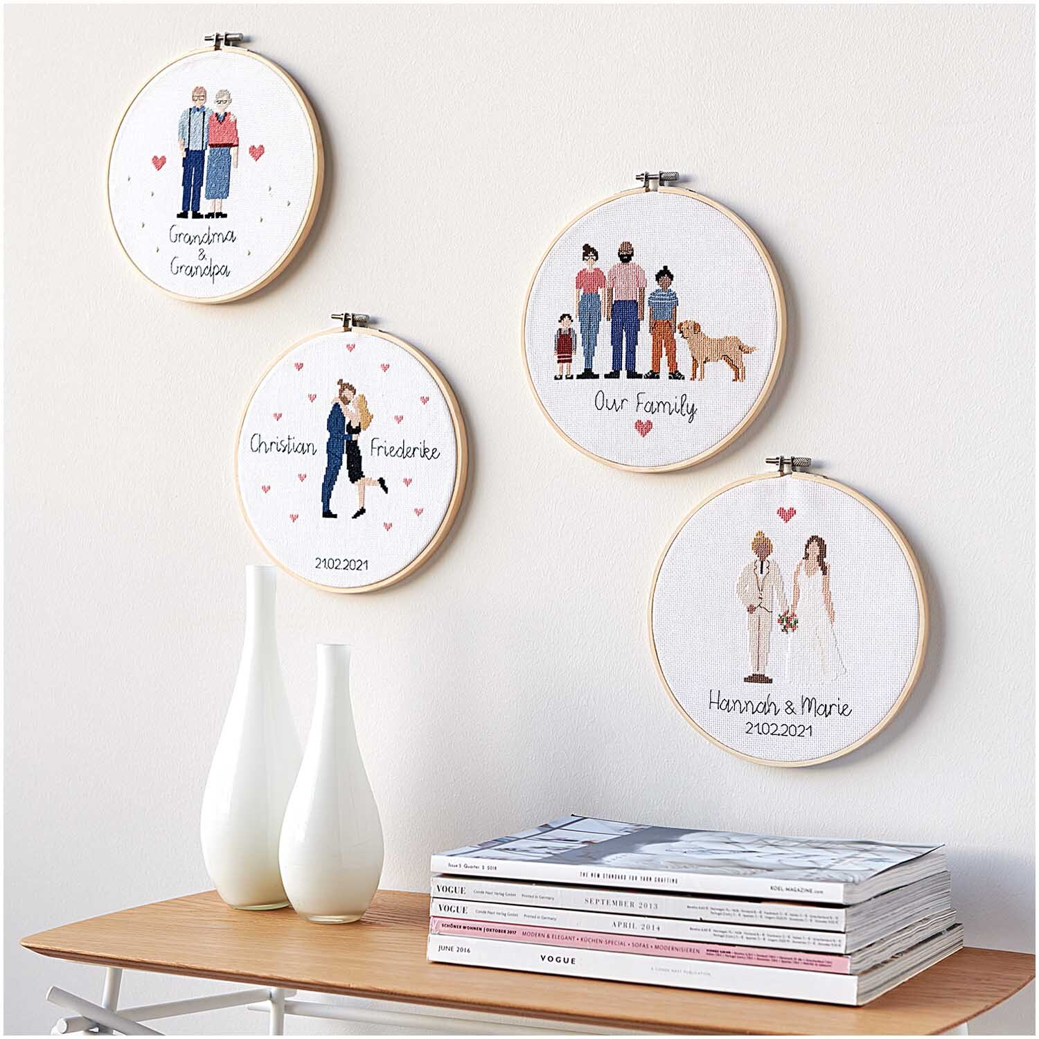 Figurico Stickpackung Family 20cm zeigt vier bestickte Rahmen mit Familienmotiven an einer Wand.