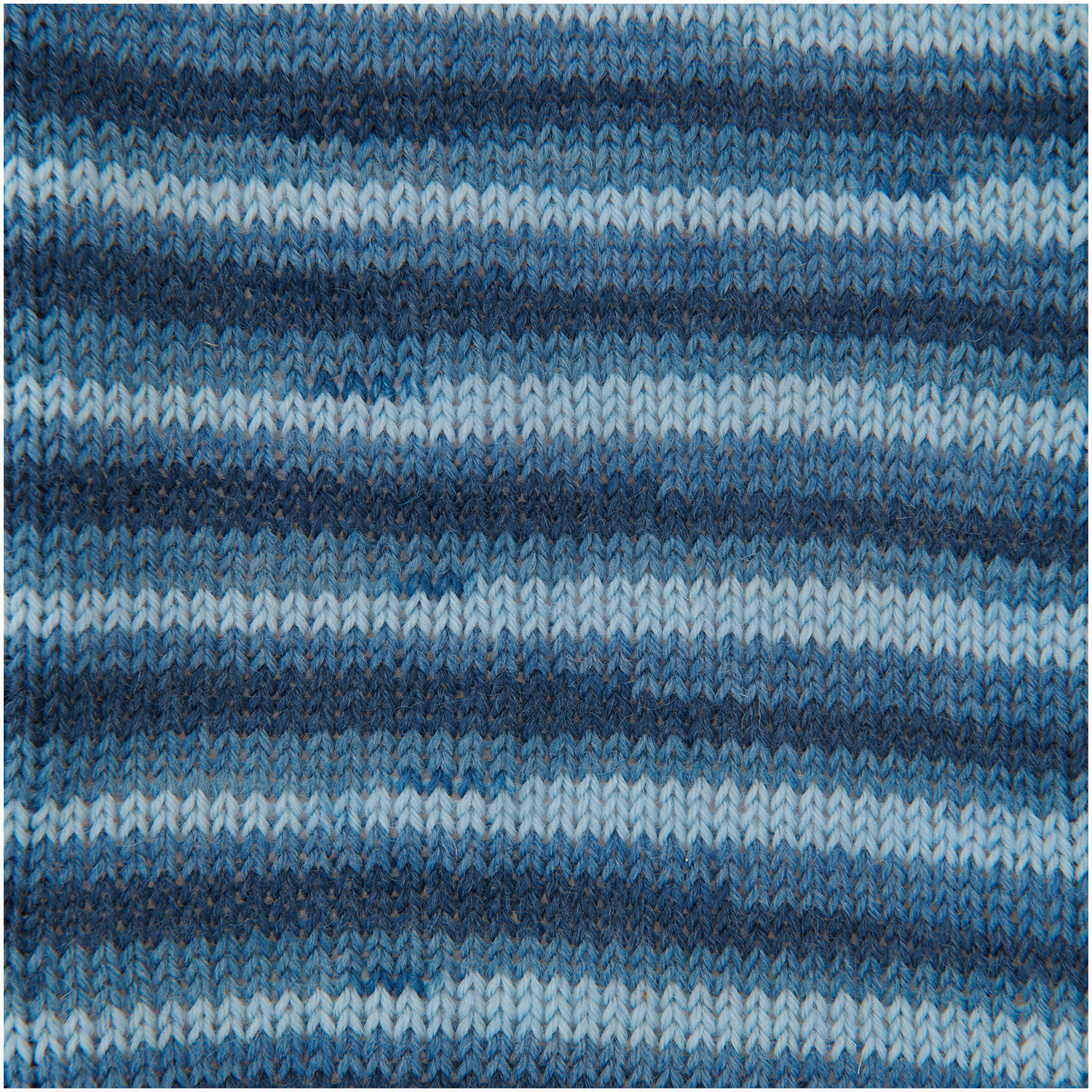 Sockenwolle von Rico Design in Denim-Optik, zeigt ein gestricktes Muster in Blautönen.