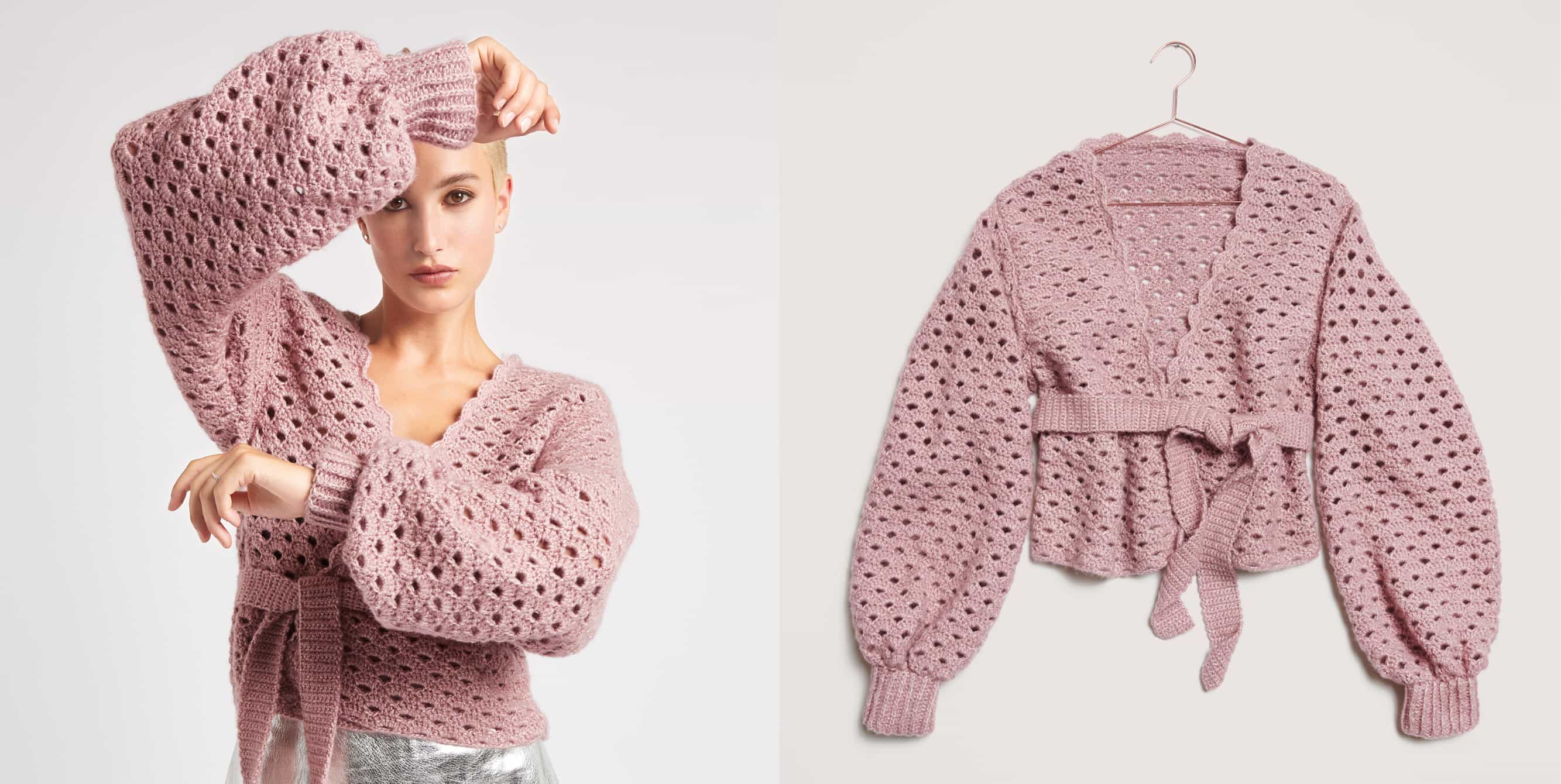 Gehäkelte Wickeljacke Modell 33 aus Made by Me No. 20 getragen am Model und auf einem Bügel. 