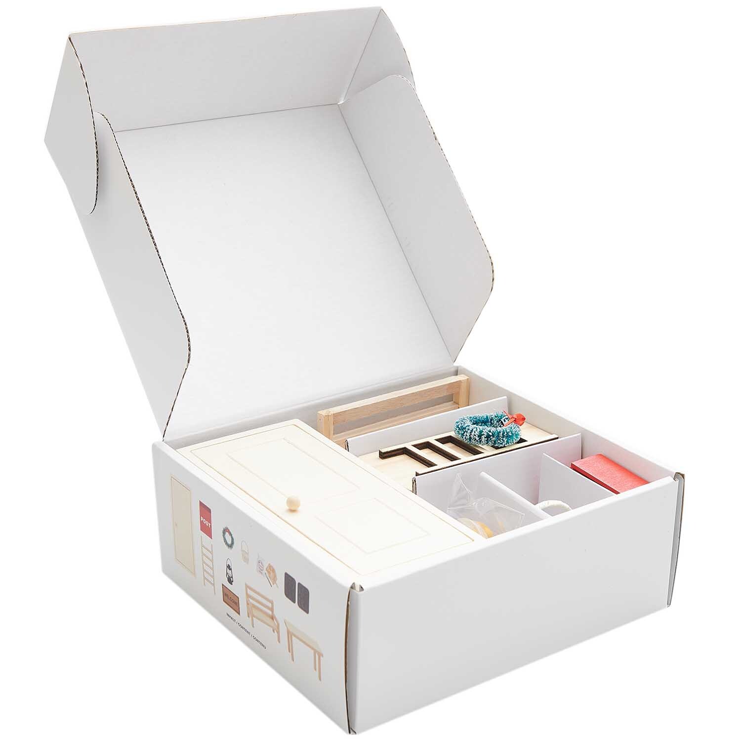 Wichtelwelt Premium-Set: Geöffnete Box mit 15 Teilen von Rico Design, darunter Miniaturmöbel und Dekorationen.