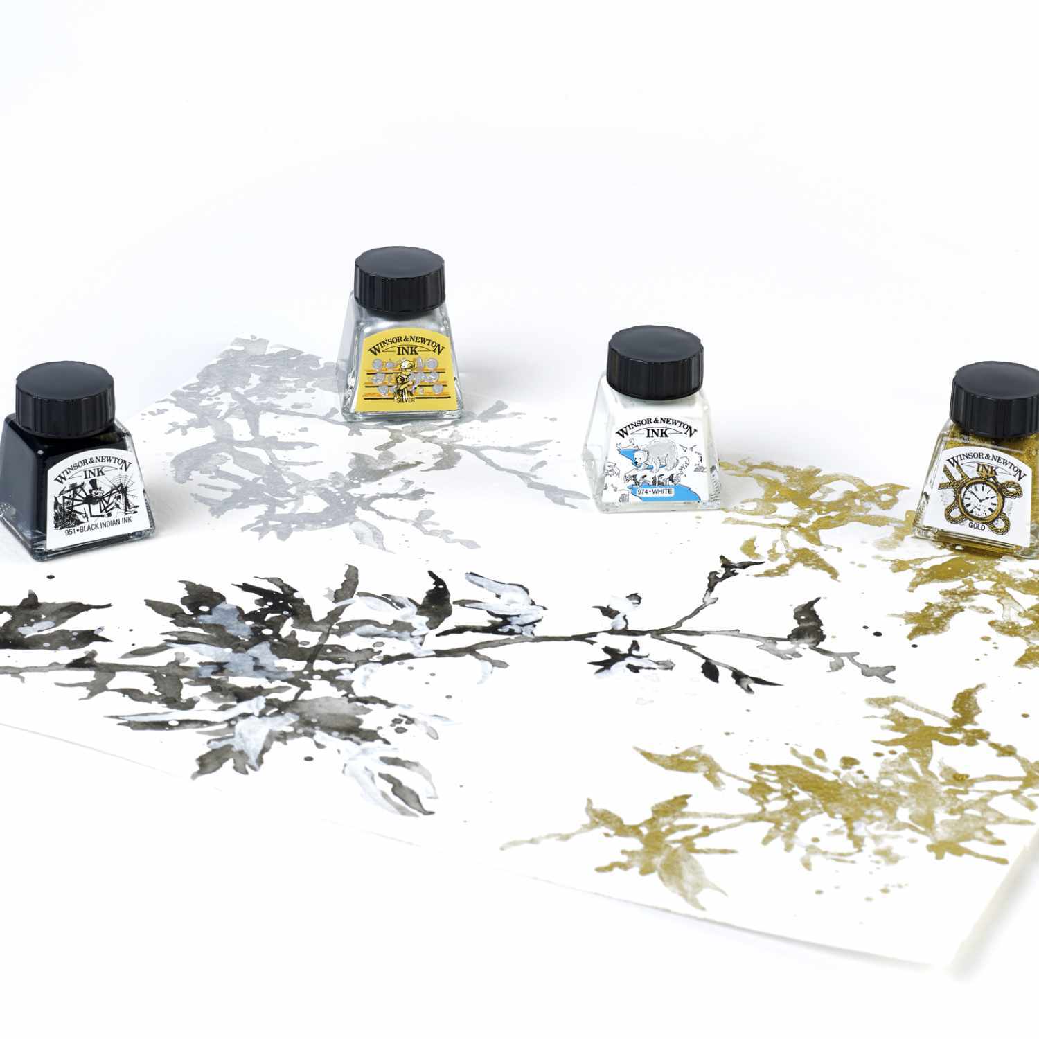Zeichentusche 14ml von Winsor & Newton in verschiedenen Farben auf einem Blatt mit floralen Mustern.