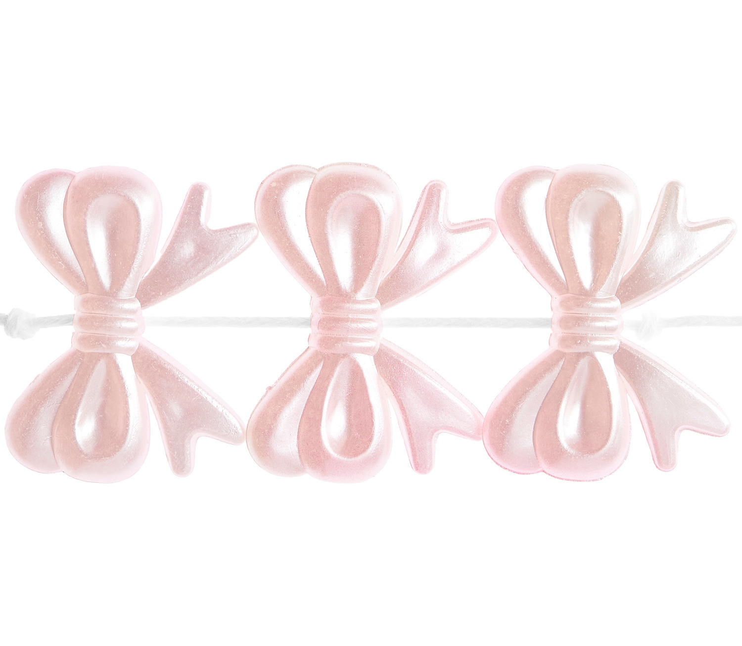 Itoshii Schleifen Perlen Perlrosa von Rico Design, 28x22x5mm, 6 Stück. Zarte rosa Schleifenform aufgereiht.