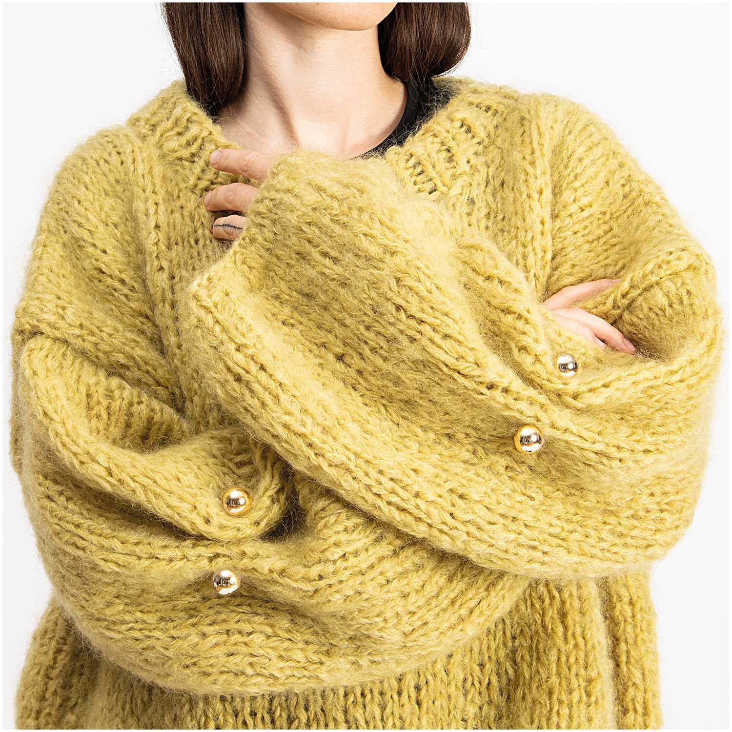 Zwei-Perlen-Pin 65mm 1 Stück von Rico Design an einem gelben Strickpullover befestigt.