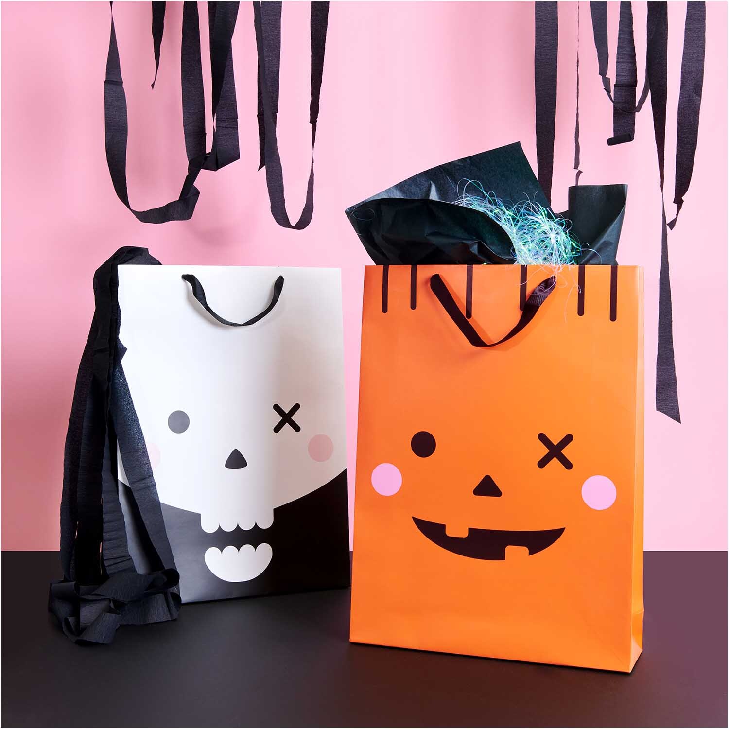 Paper Poetry Geschenktüte Kürbis 33x45x12cm mit fröhlichem Kürbisgesicht, ideal für Halloween.