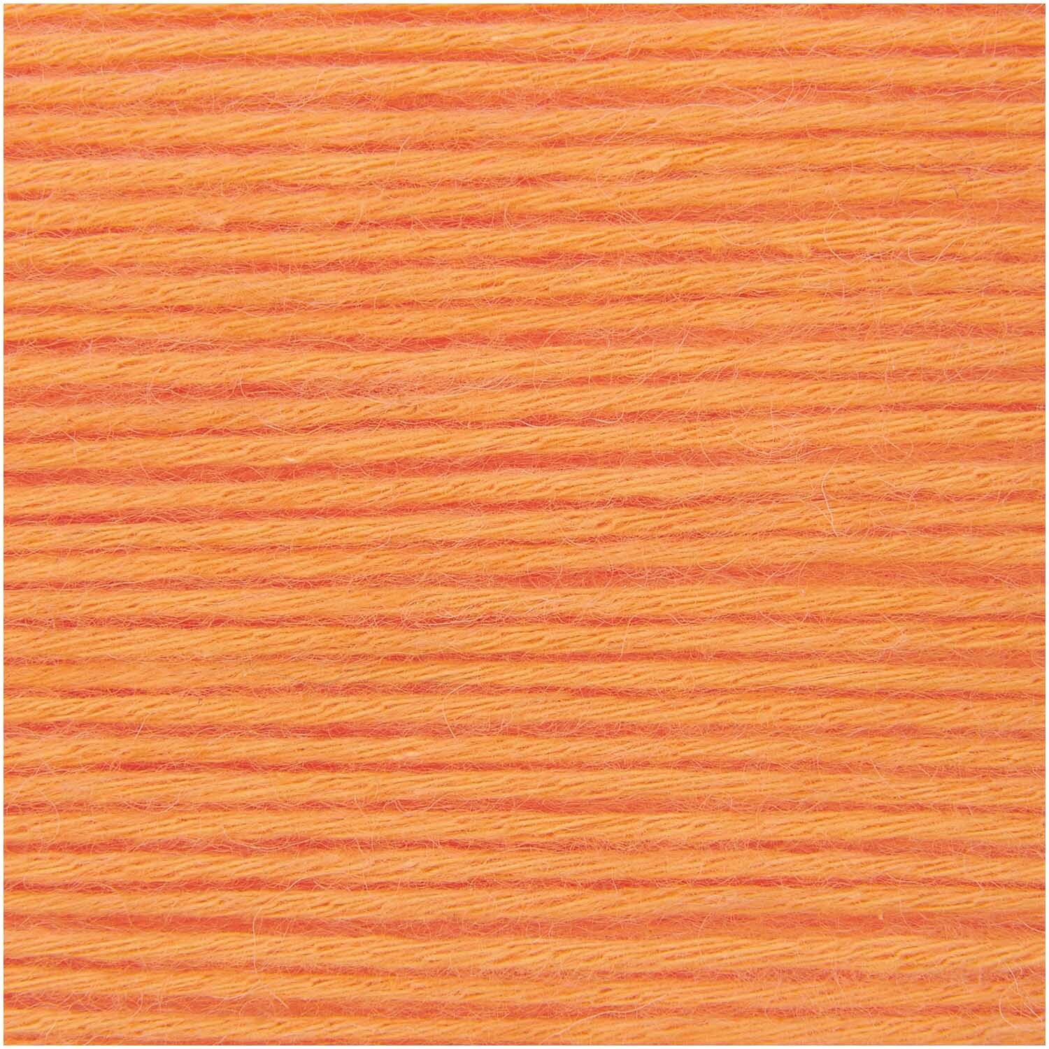 Creative Cotton Fleece dk: Nahaufnahme von weichem, orangefarbenem Garn, 100g, 250m, von Rico Design.