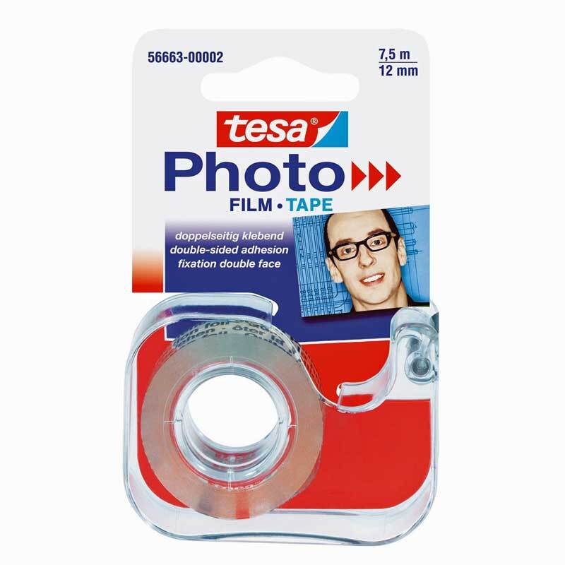 Photo Film mit Abroller 12mm 7,5m von tesa, transparent, auf rotem Hintergrund mit Abroller.