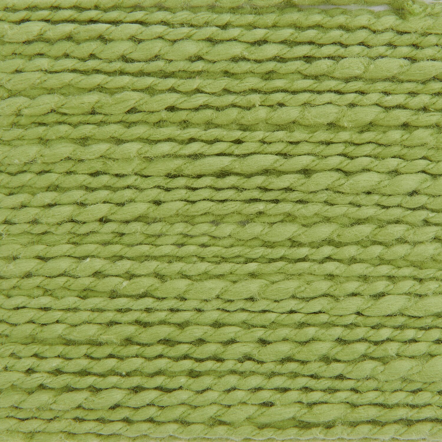 Essentials Super Cotton dk, Rico Design: Nahaufnahme von grünem Garn, ideal für Strickprojekte.