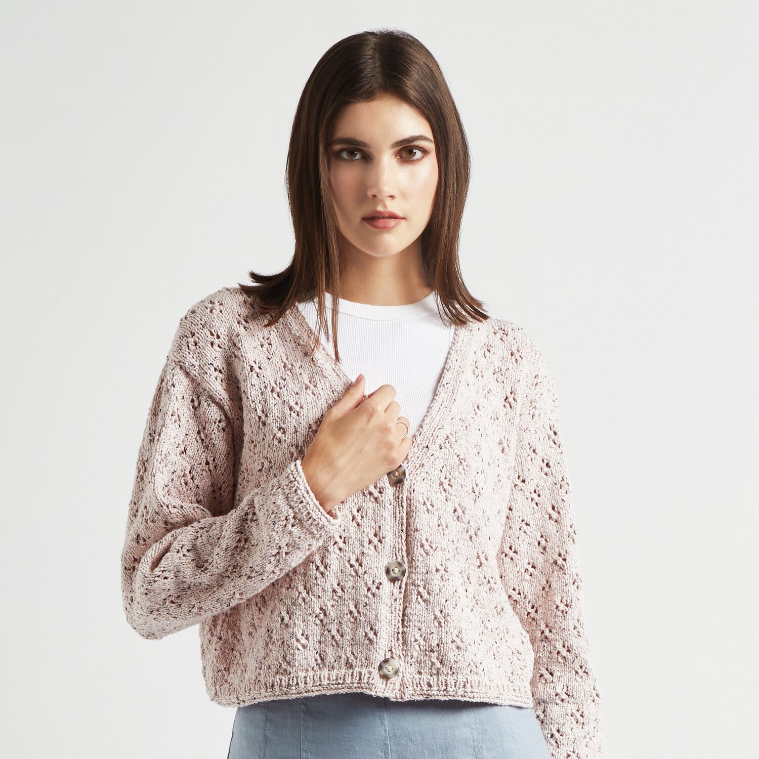 Made by Me No. 20 Strickset Jacke in Puder von Rico Design. Frau trägt gestrickte Jacke mit Knopfleiste. Ideal für Frühjahr-Sommer.