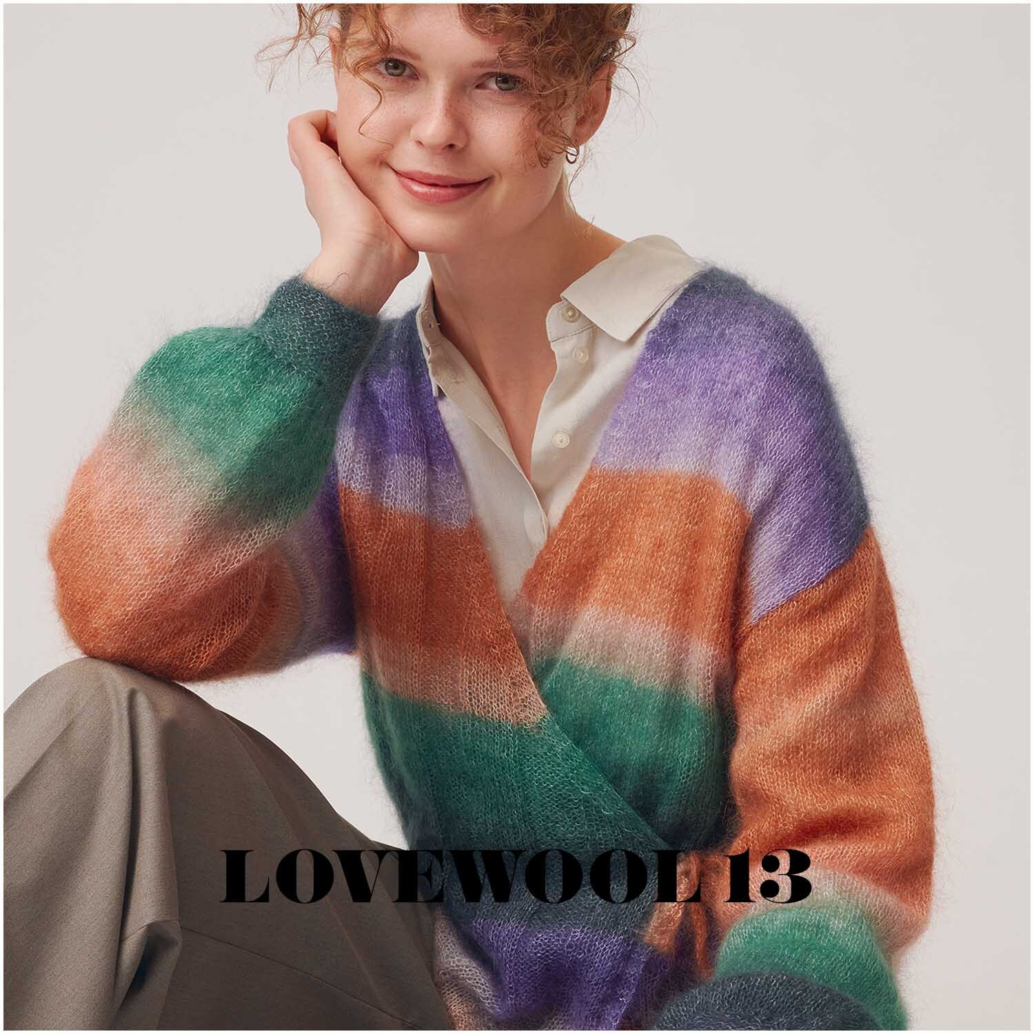 Essentials Super Kid Mohair Loves Silk Print: Frau trägt farbenfrohen Strickpullover von Rico Design.
