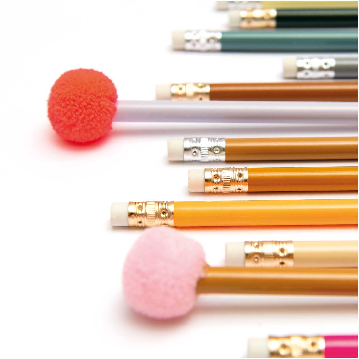 Paper Poetry Bleistift mit Pompon in verschiedenen Farben, darunter Rosa und Karamell, von Rico Design.