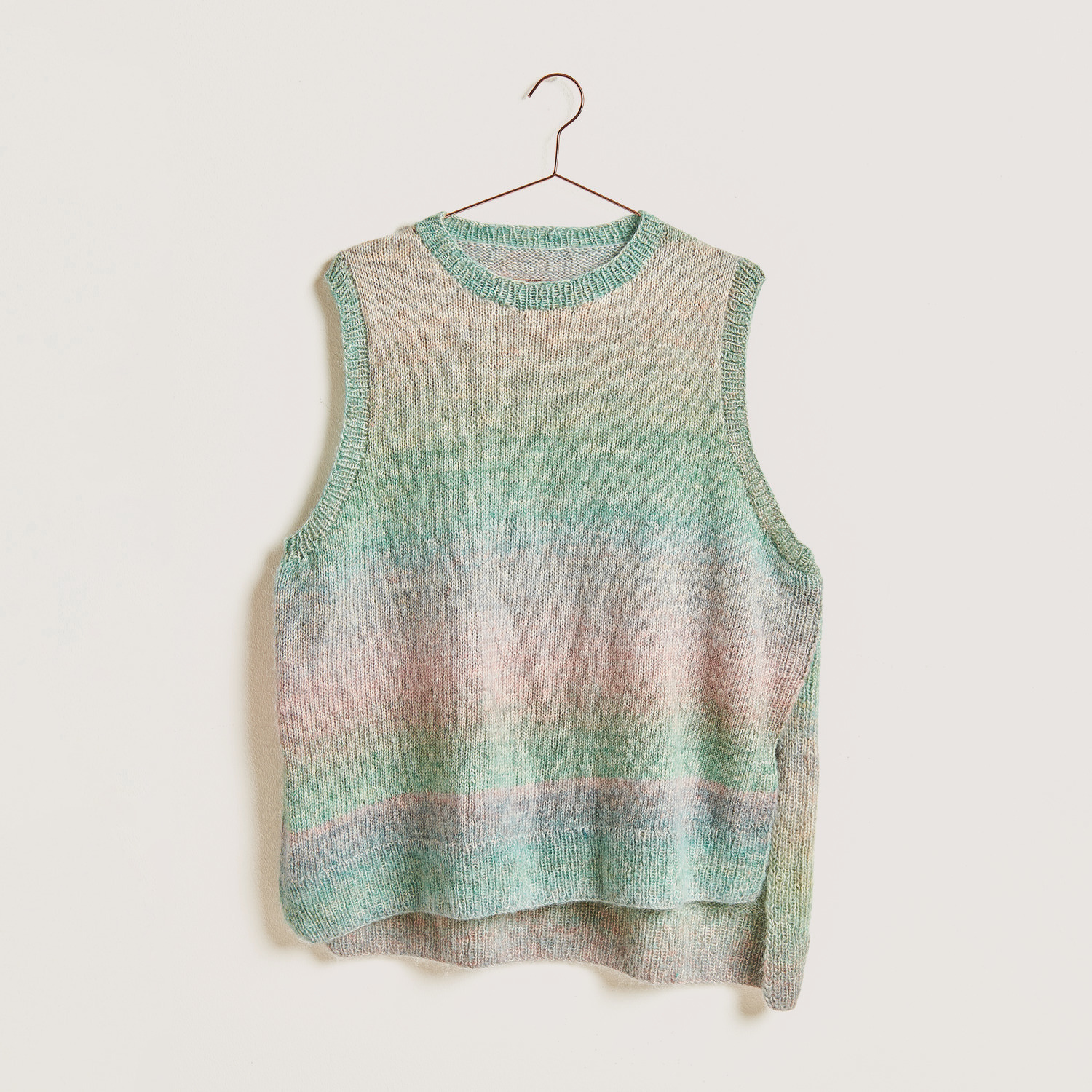 Bunter Pullunder auf grauem Hintergrund – zum Strickset
