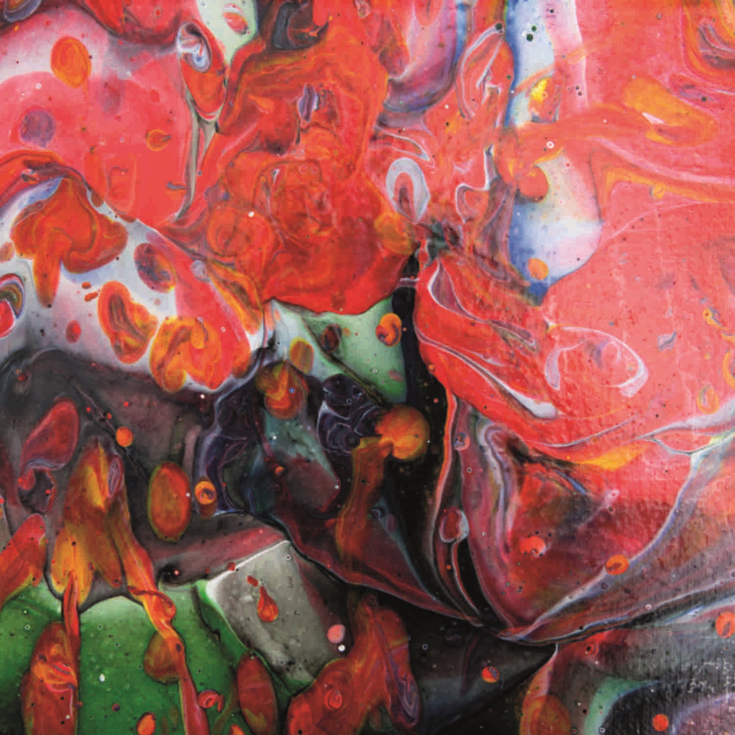 Rötliches Bild mit Acryl gießen gestaltet. Naher Ausschnitt des Bildes.