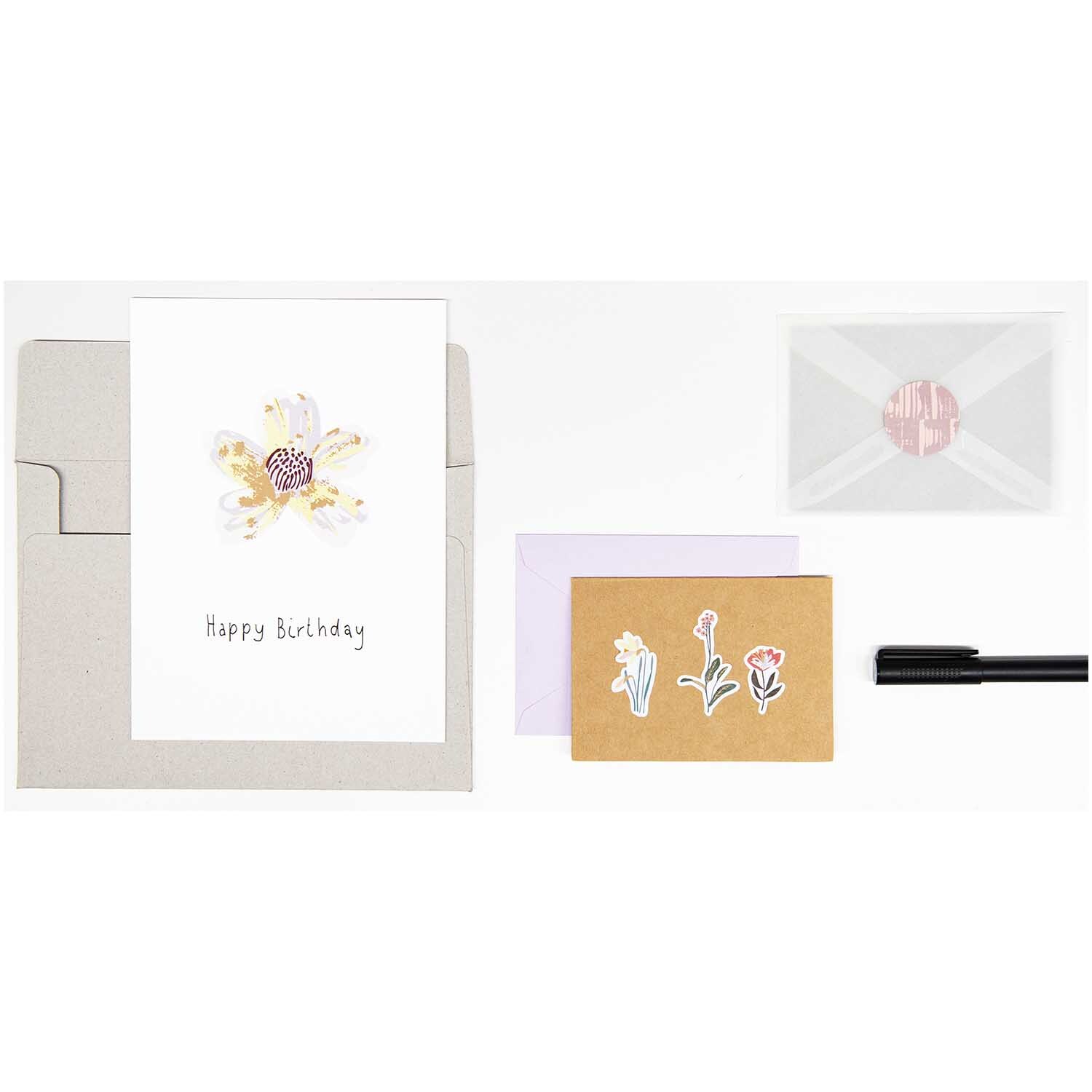 Paper Poetry Sticker Nature Matters mauve 4 Blatt zeigt Karten mit floralen Motiven und Umschlägen. Perfekt für kreative Grußkarten von Rico Design.