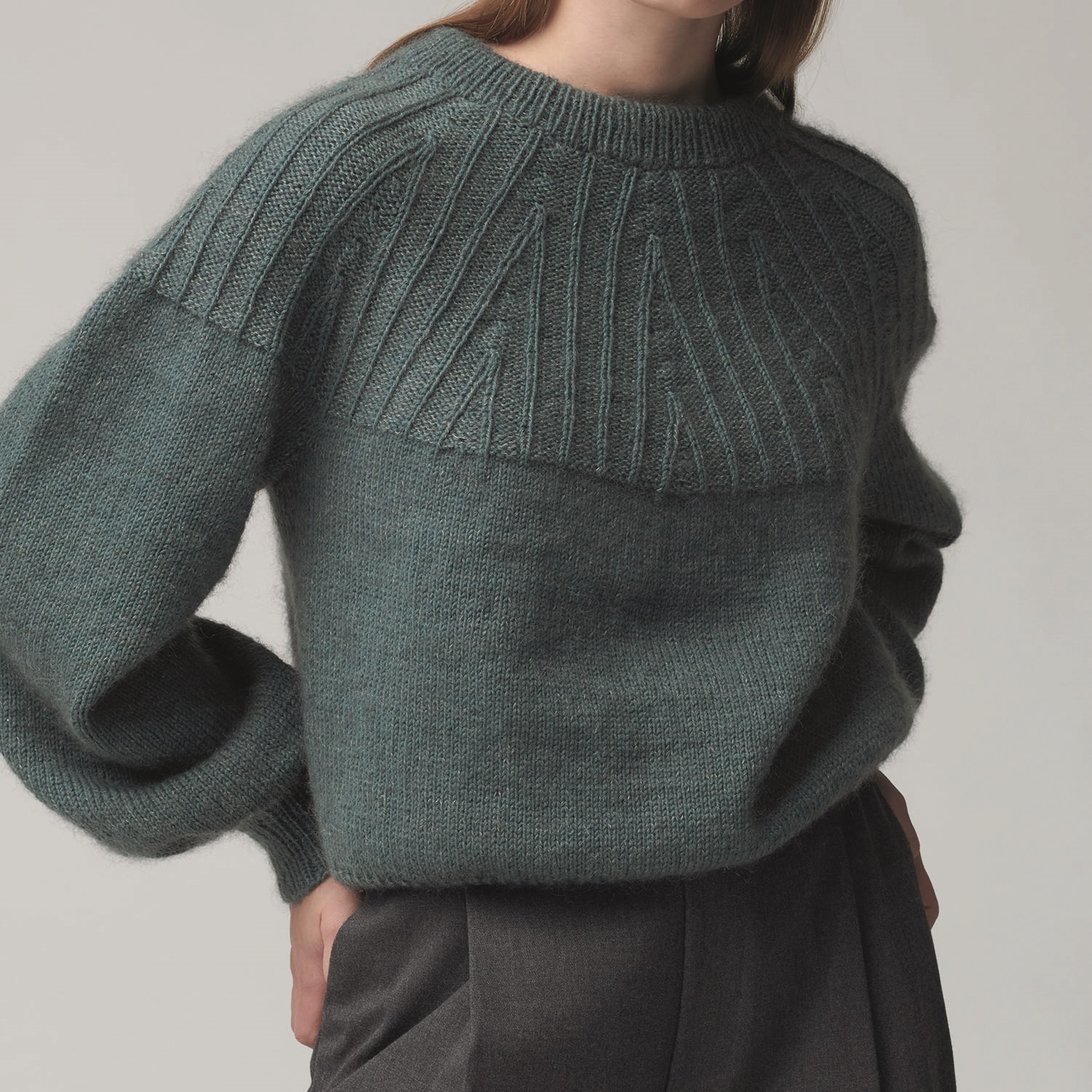 Strickanleitung Top Down Knitting Pullover: Eleganter Pullover mit feinem Strickmuster in hellem Beige, perfekt für stilvolle Outfits.
