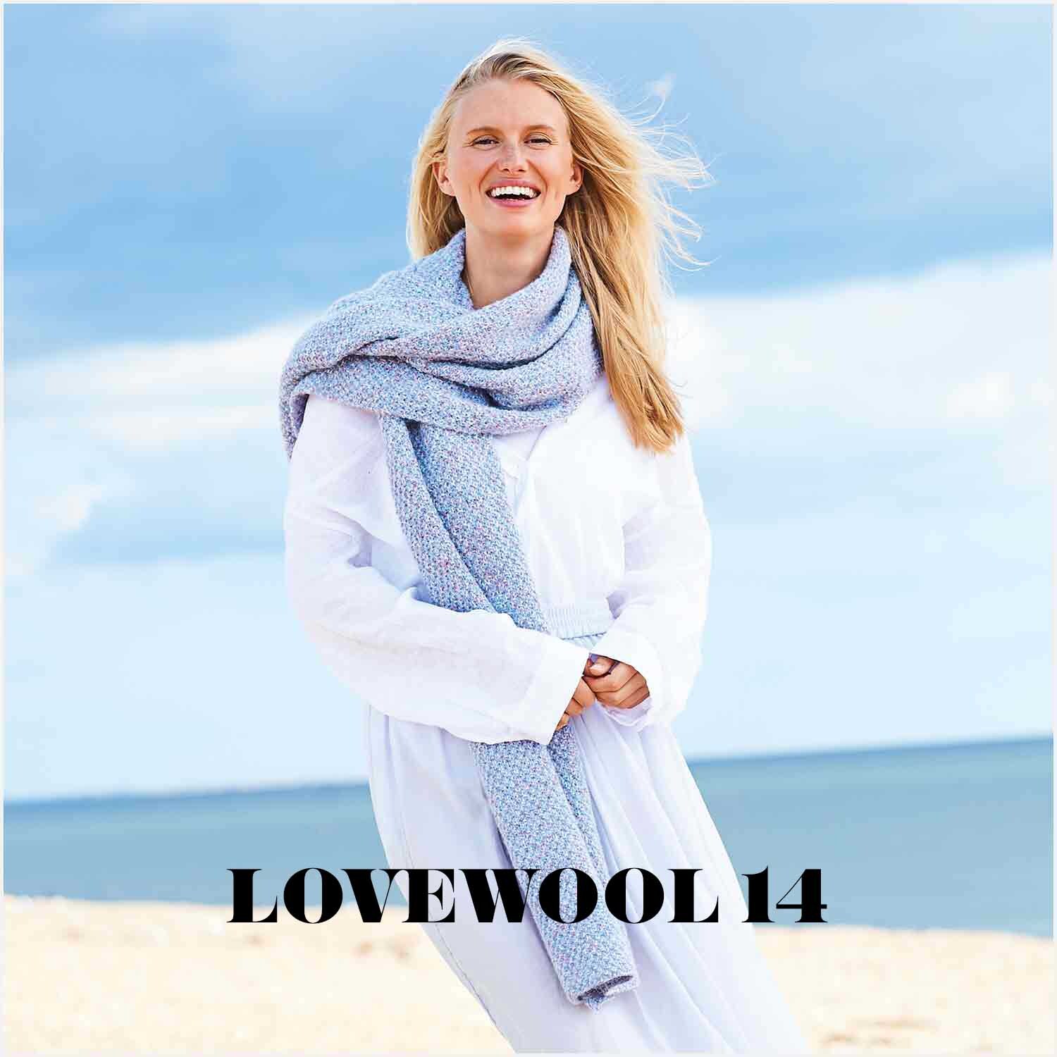 Creative Cotton Flecky Fleece dk: Frau am Strand mit langem, aqua-farbenem Schal aus weichem Garn von Rico Design.