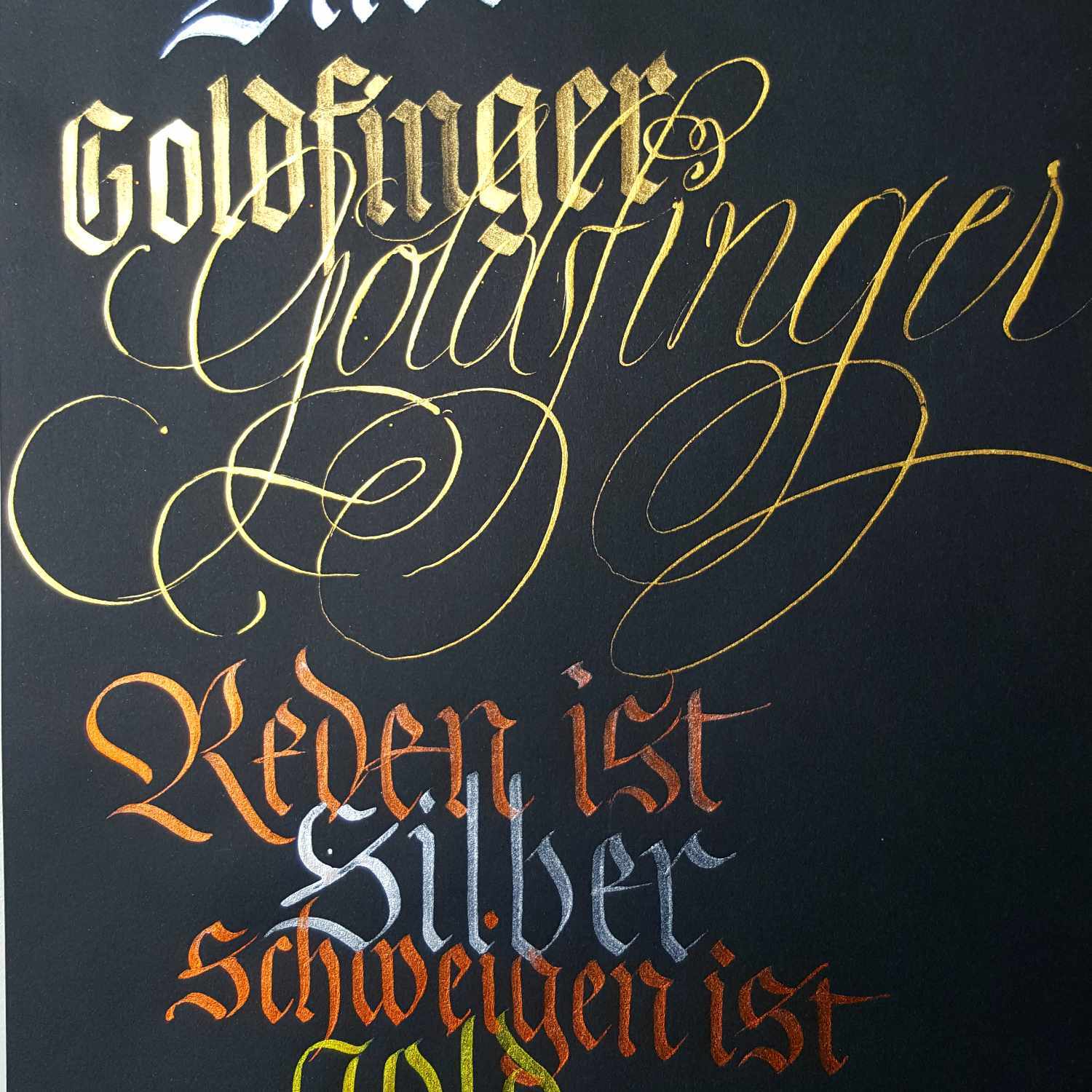 Perlglanzfarben Metals im Metallkasten: Kalligrafie in Gold- und Silberfarben auf schwarzem Hintergrund. Ideal für kreative Designs.