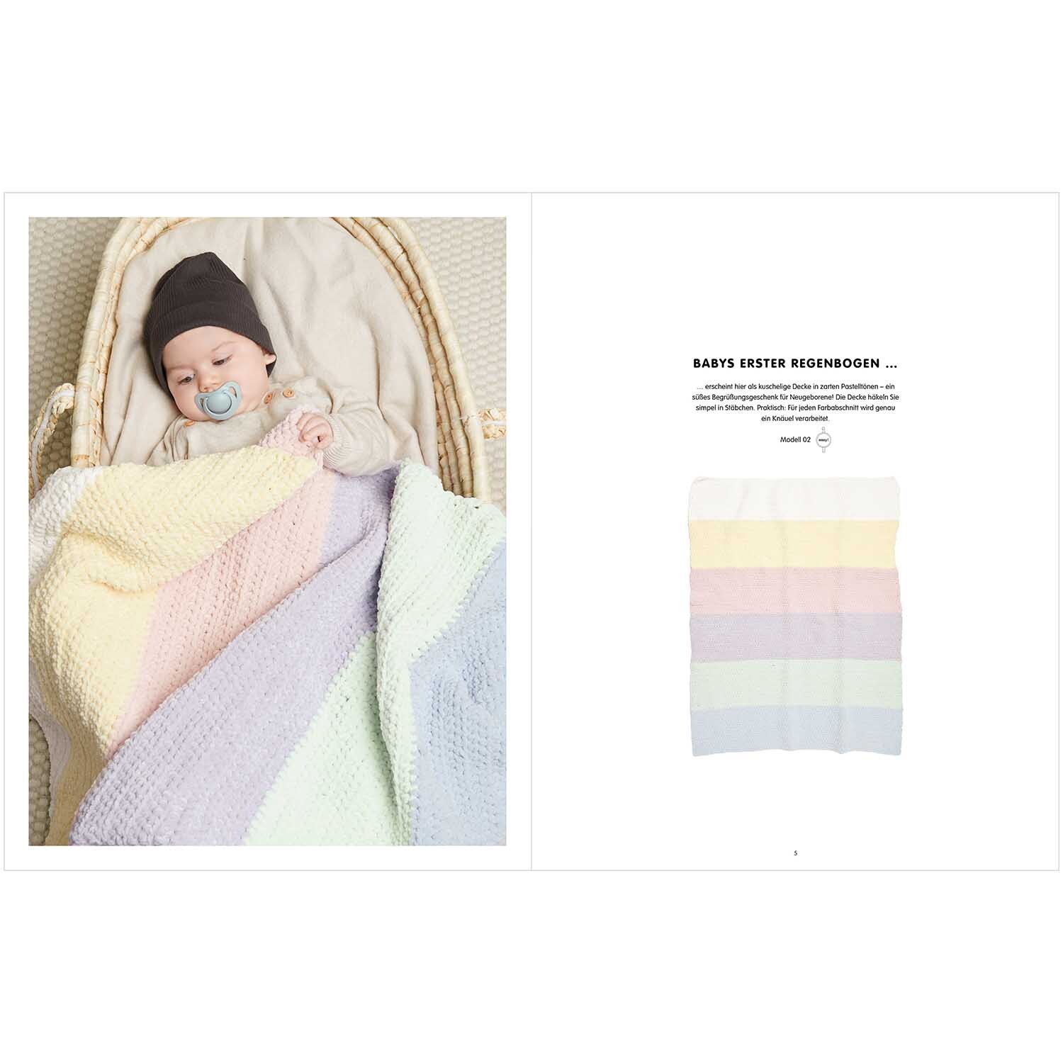 Baby Chenillove: Ein Baby schläft in einem Korb mit einer pastellfarbenen Decke von Rico Design.