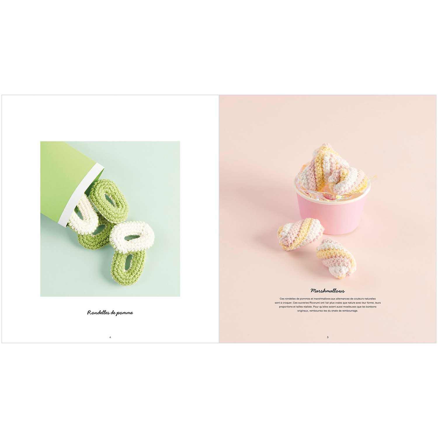 Ricorumi Snacks: Gehäkelte Pommes in Pastellfarben, präsentiert in einem grünen und rosa Becher. Ideal für kreative Handarbeitsprojekte.