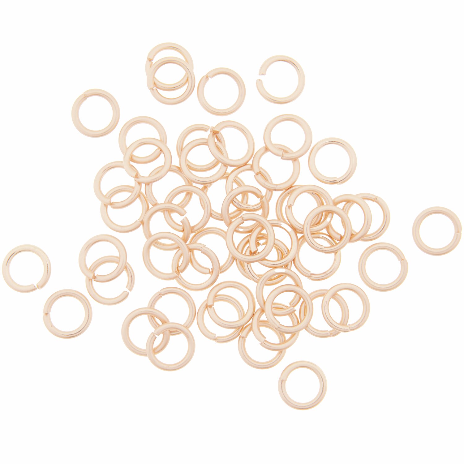 Aluminiumringe gold matt 50 Stück von Rico Design, auf weißem Hintergrund verstreut. Ideal für Schmuckherstellung.