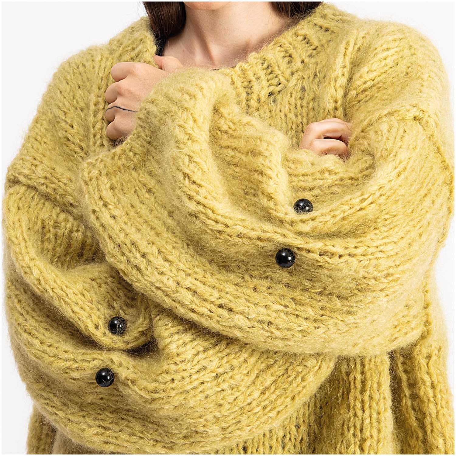 Zwei-Perlen-Pin 65mm 1 Stück von Rico Design an einem gelben Strickpullover befestigt.
