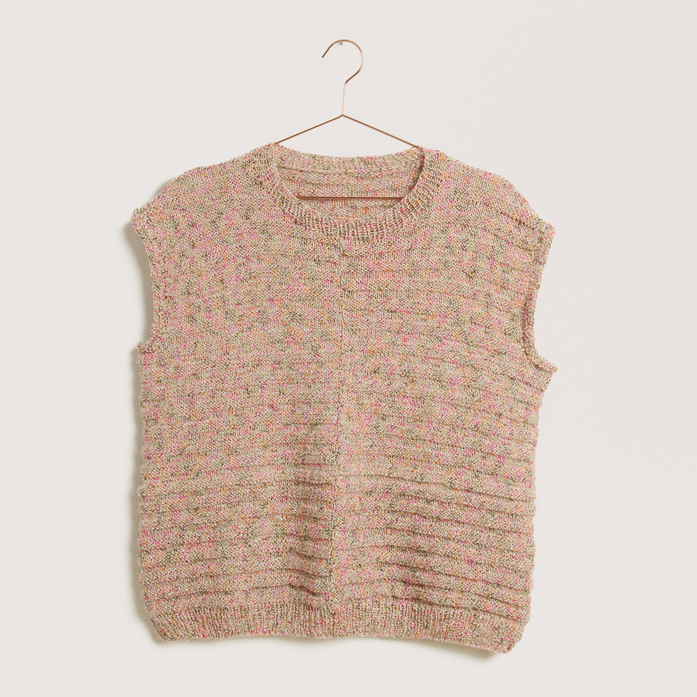 Shirt auf grauem Hintergrund – zum Strickset