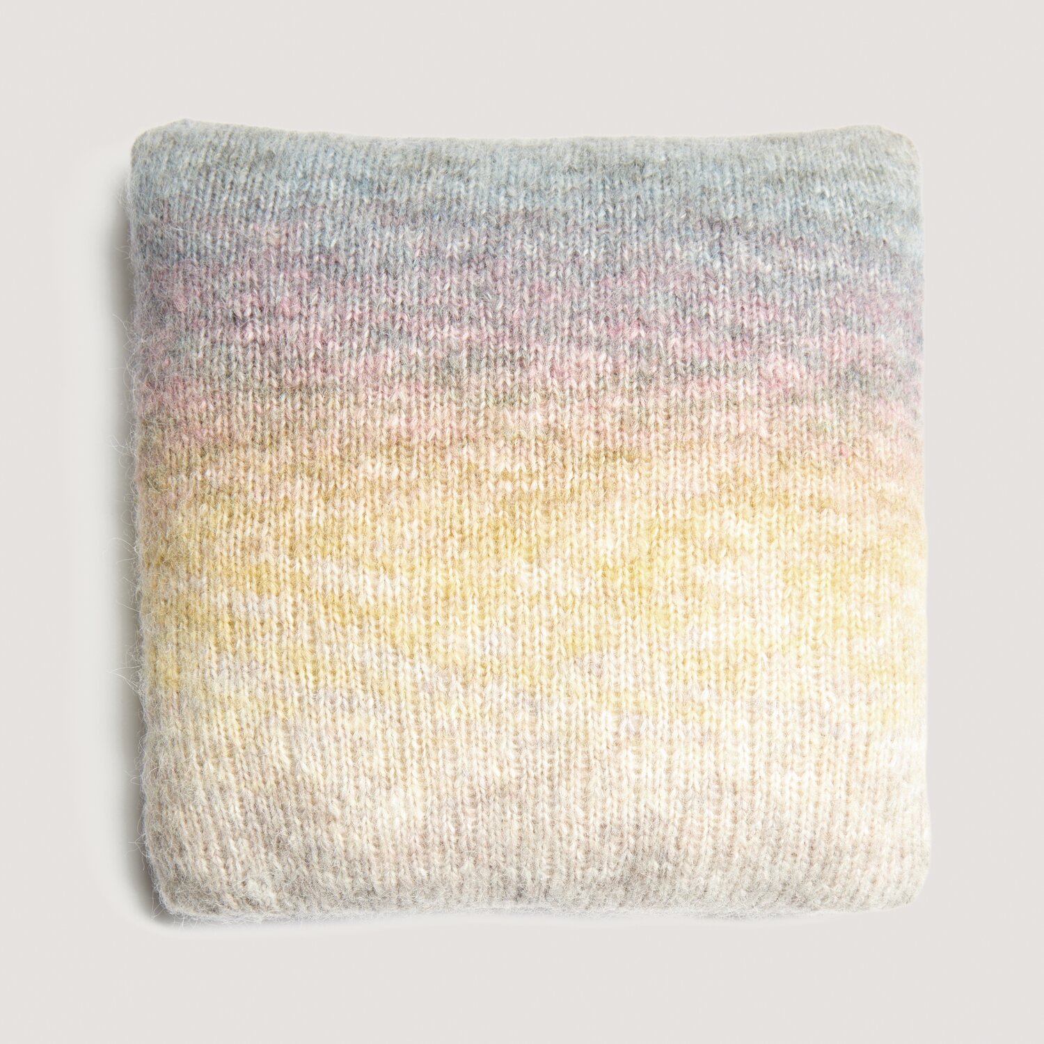 Strickset Kissen Modell 11 aus Die Neue Masche No. 10: Weiches Kissen mit sanftem Farbverlauf von Grau zu Gelb. Ideal für gemütliche Wohnräume.