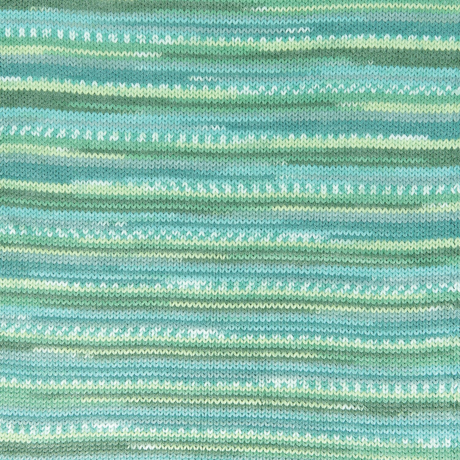 Rico Baby Dream dk A Luxury Touch zeigt ein gestricktes Muster in Grüntönen. Ideal für weiche, luxuriöse Strickprojekte.