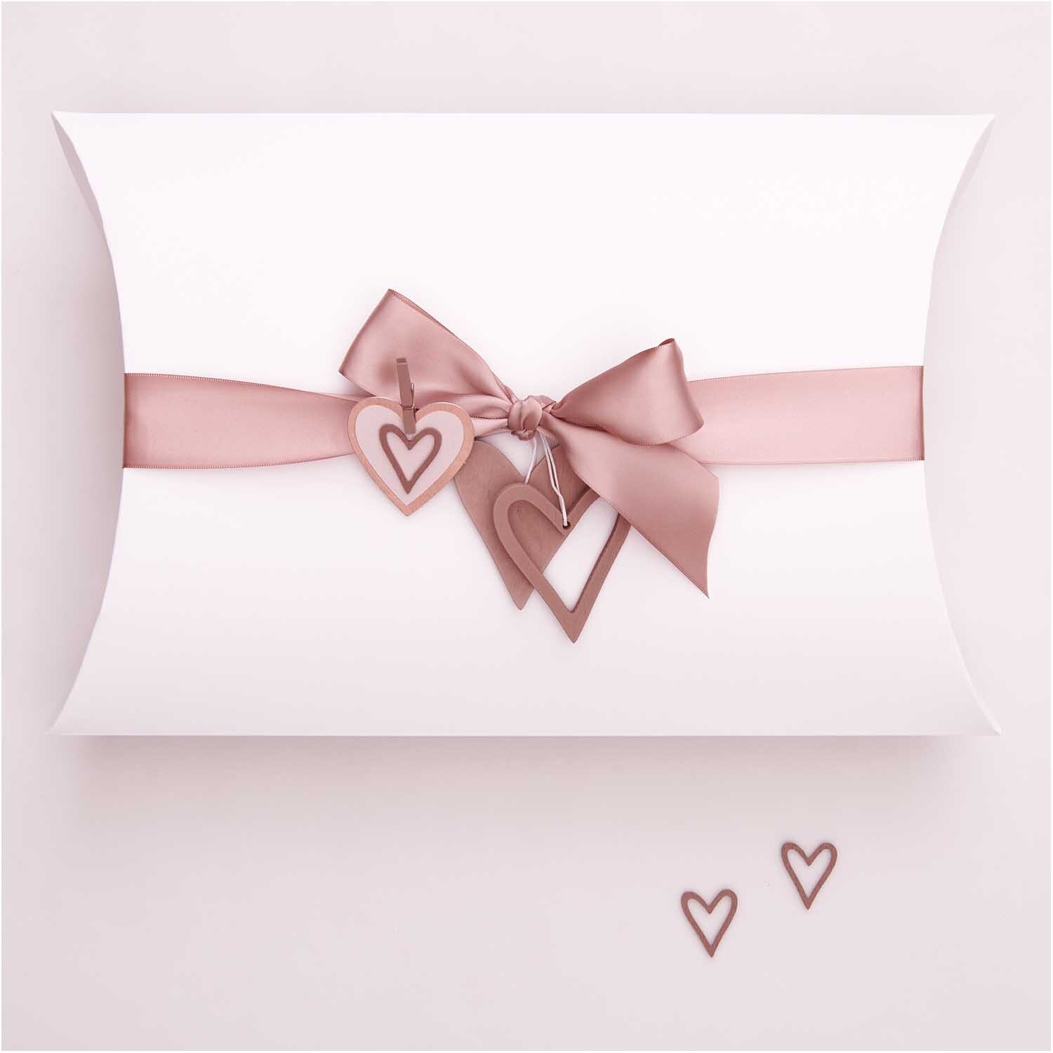 Holzstreu Herz offen 24 Stück, dekorative roségoldene Herzen von Rico Design auf Geschenkbox.