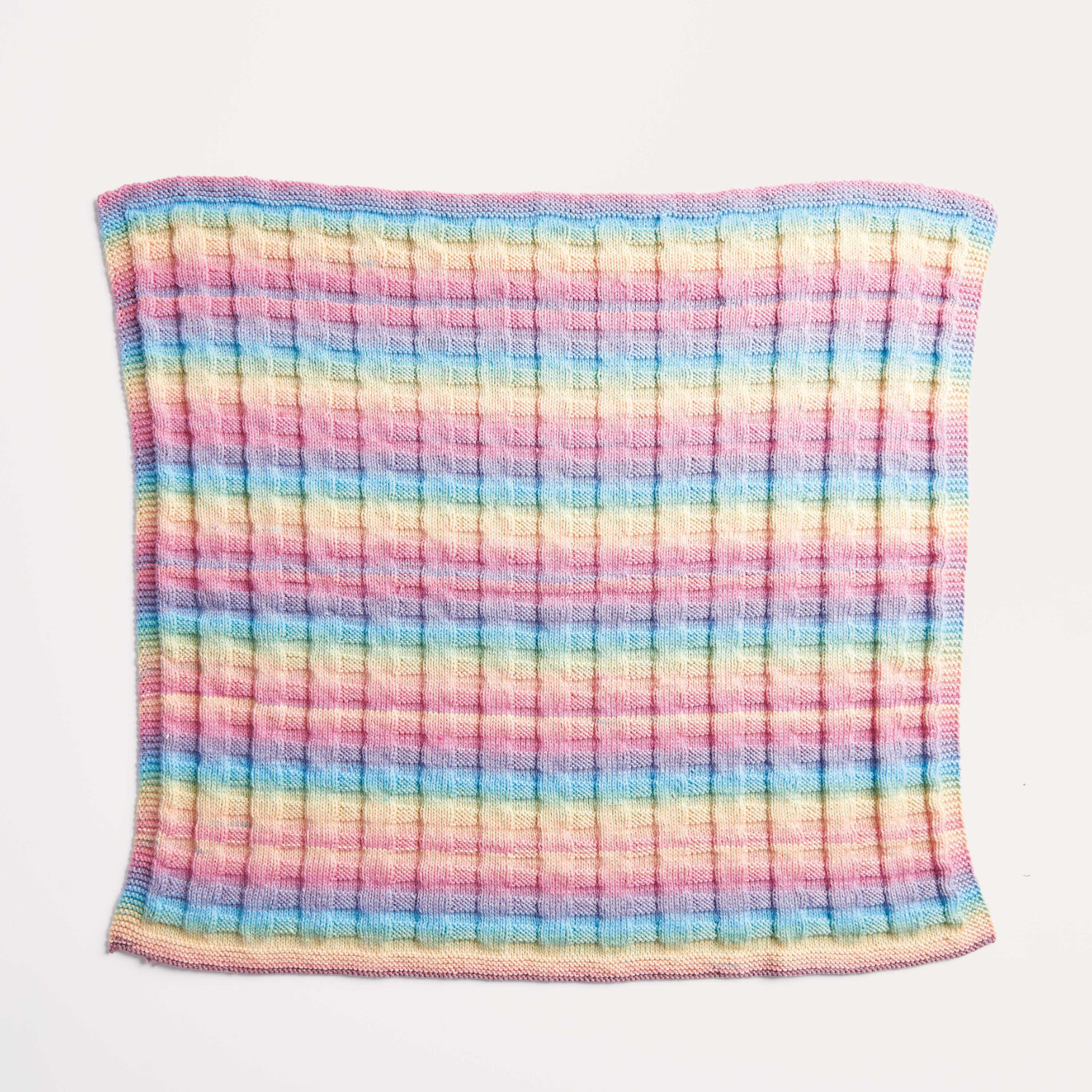Strickset Decke Modell 19: Weiche Babydecke in sanften Pastelltönen, ideal für Neugeborene. Perfekt für gemütliche Stunden.